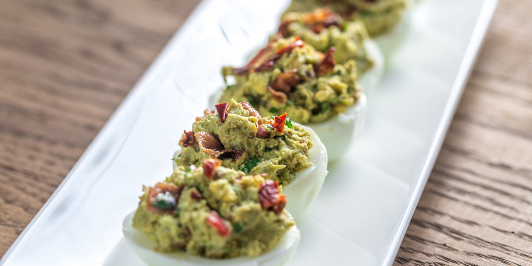 Яйца, фаршированные гуакамоле с беконом