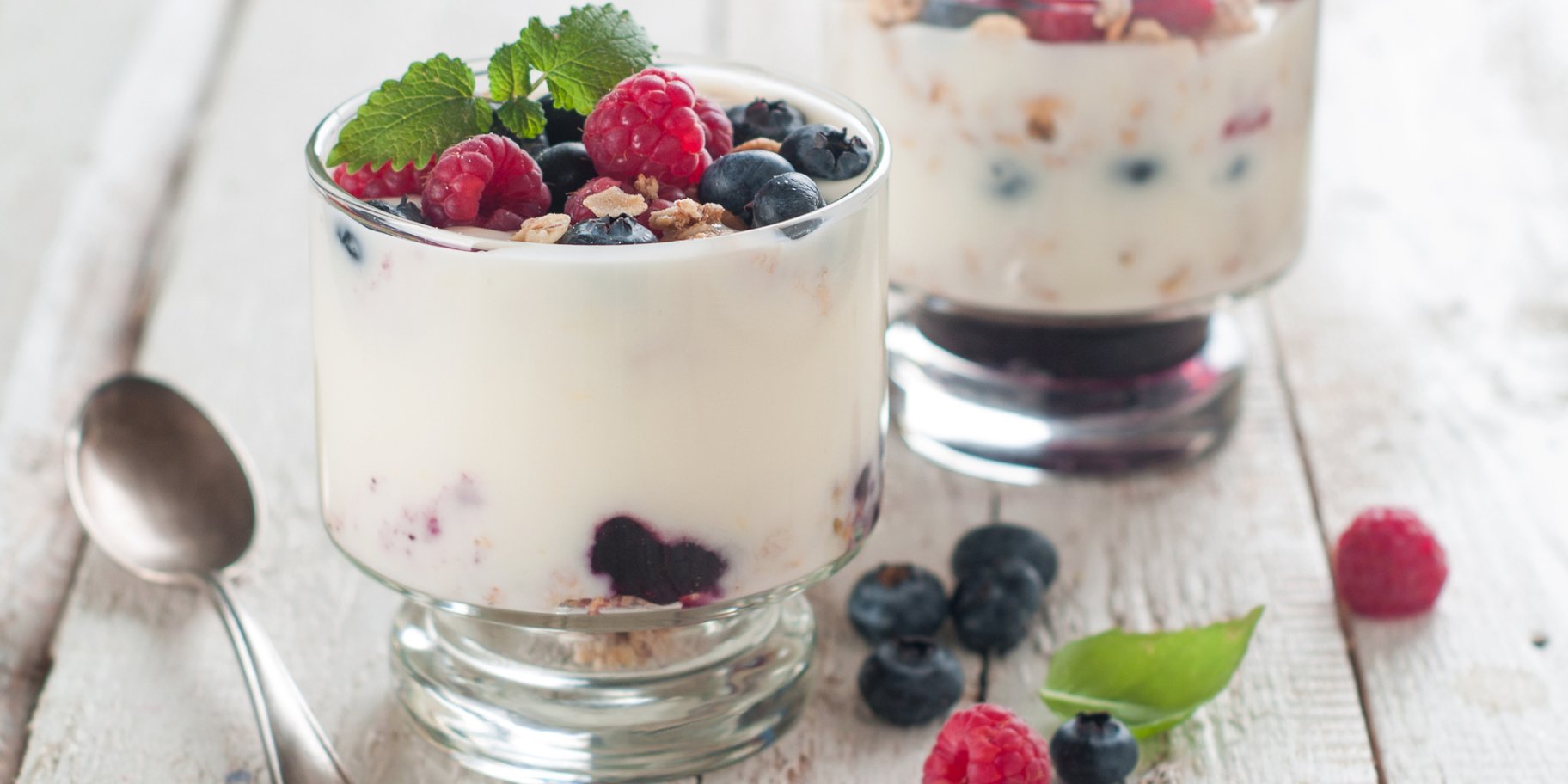 десерт с черникой. свежие ягоды