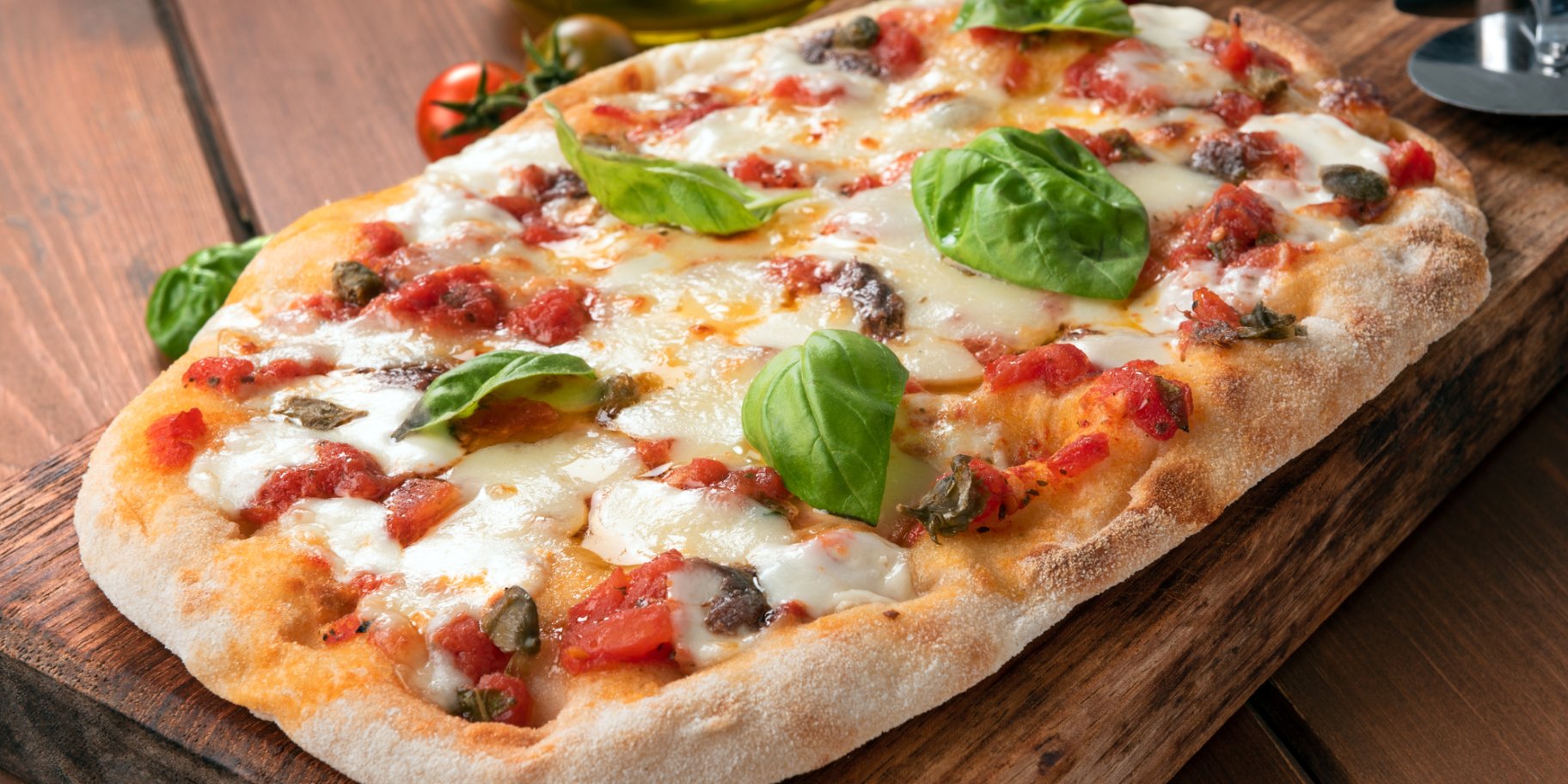 Пінса з моцарелою та томатом