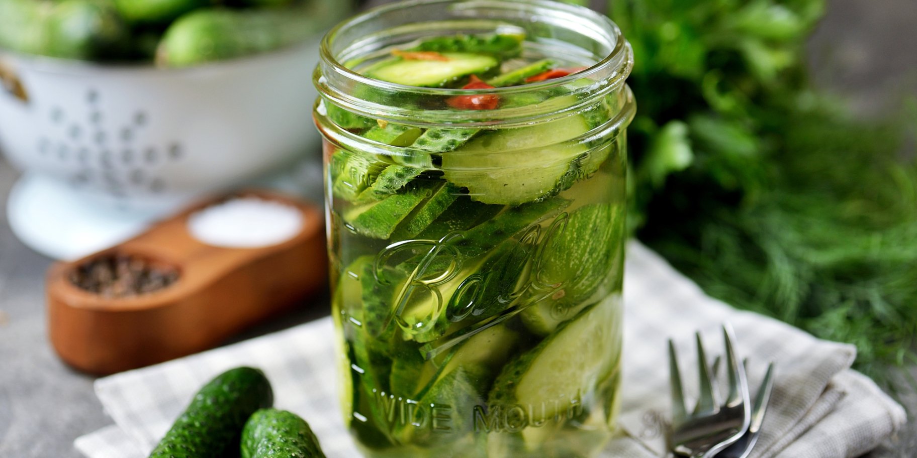 Мариновані огірки в півлітрових банках