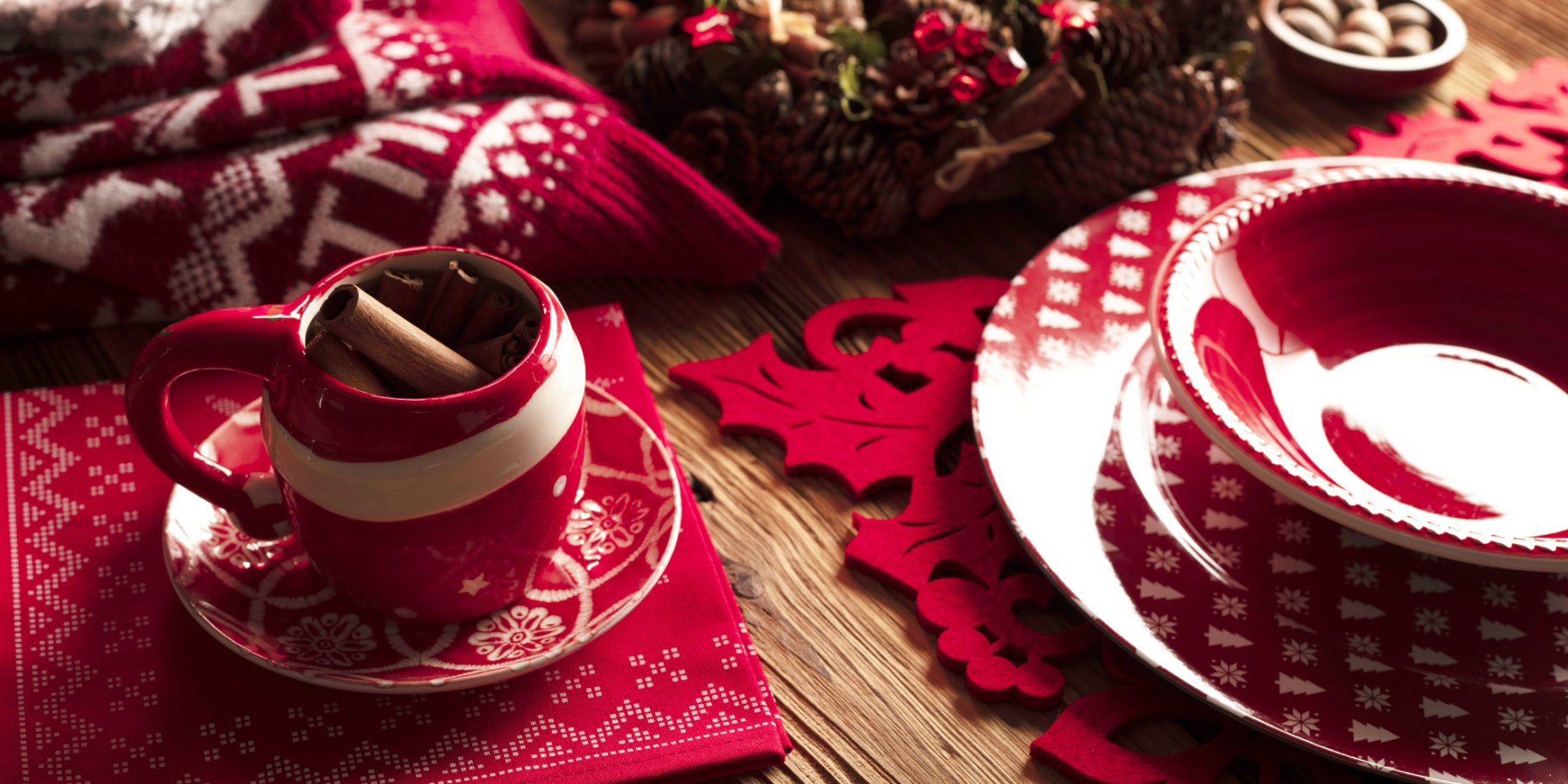 святковий стіл із посудом