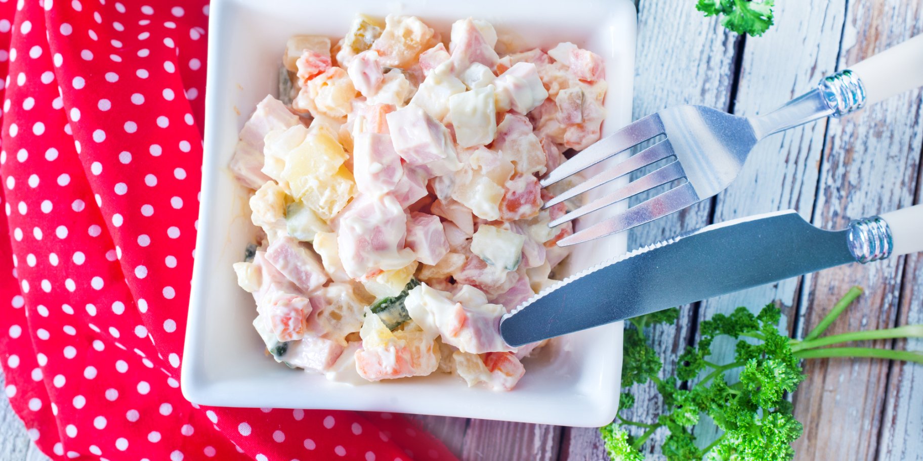 Салат з курятиною і ананасами