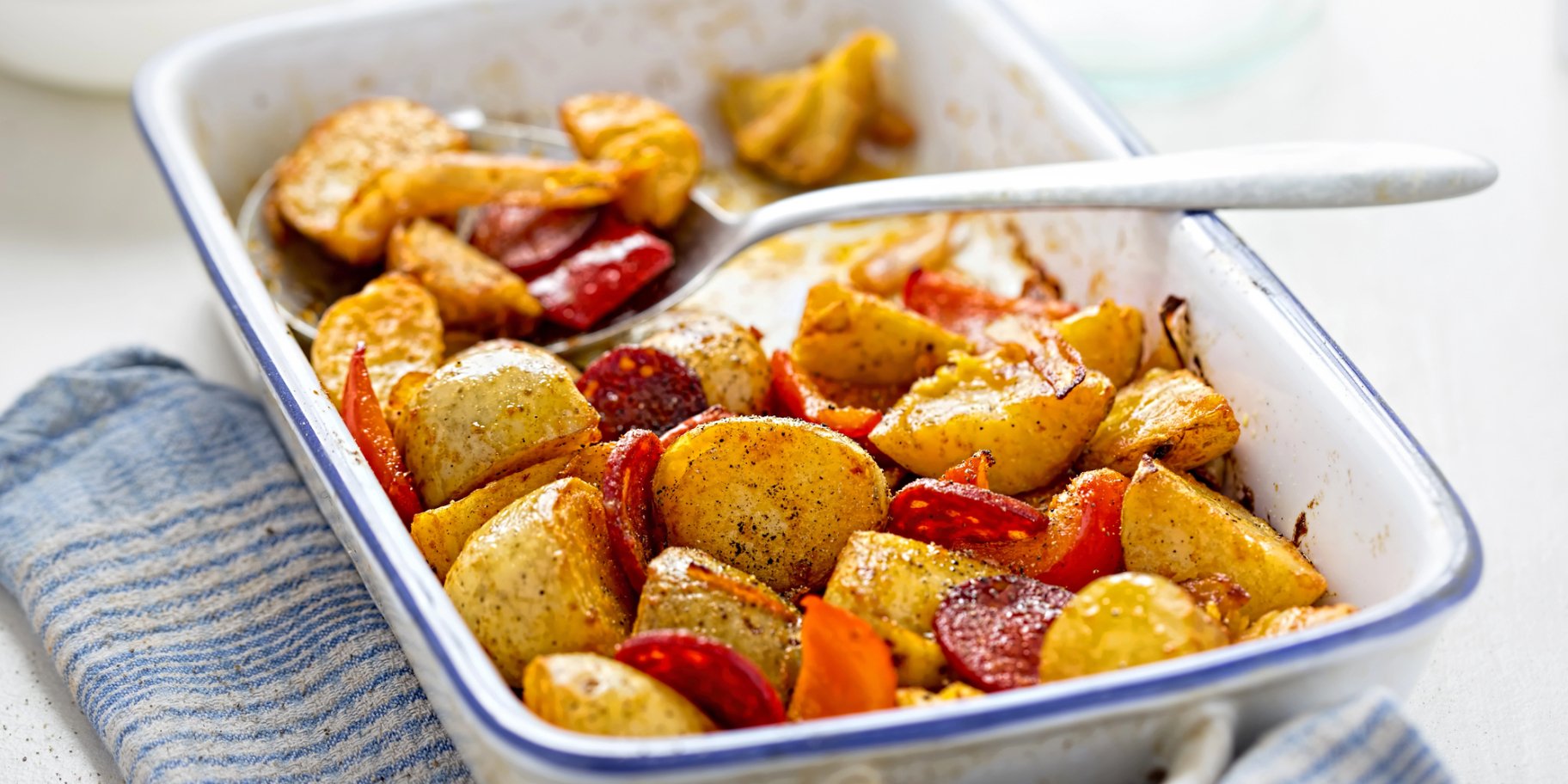 Тушкована картопля з ковбасками