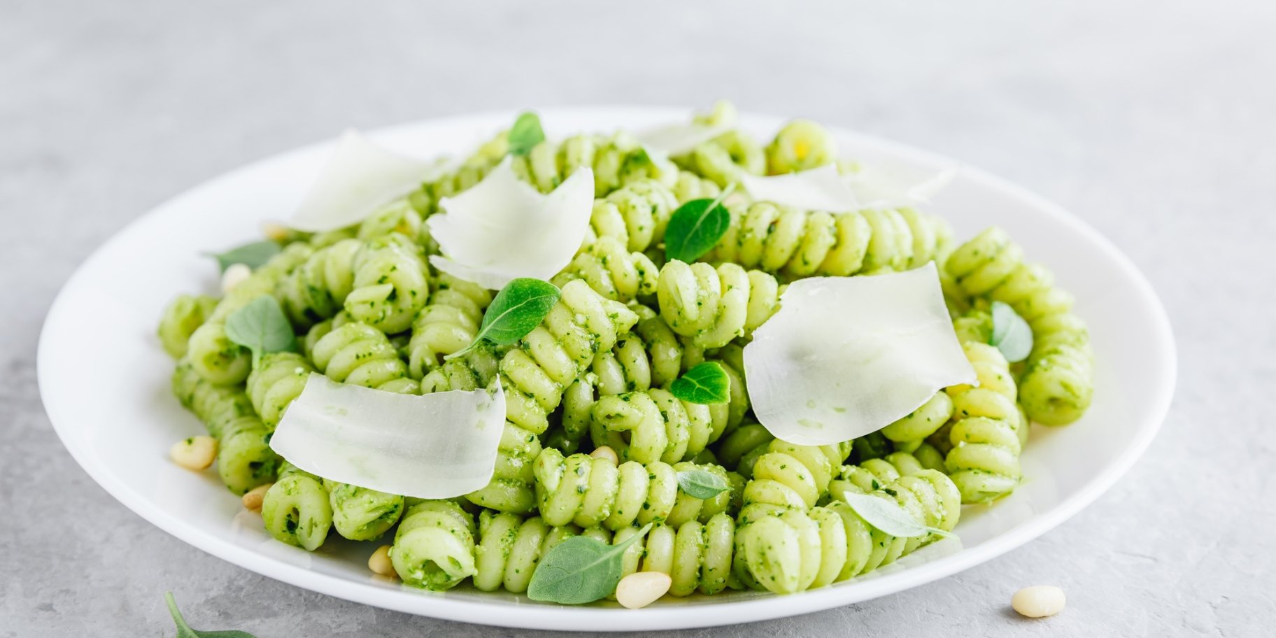 Паста фузилли с авокадо и орешками