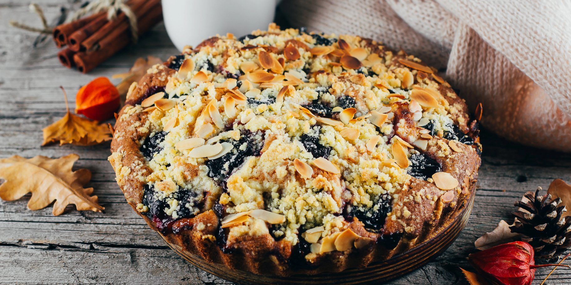 Сливовий пиріг з горіхами та шоколадом