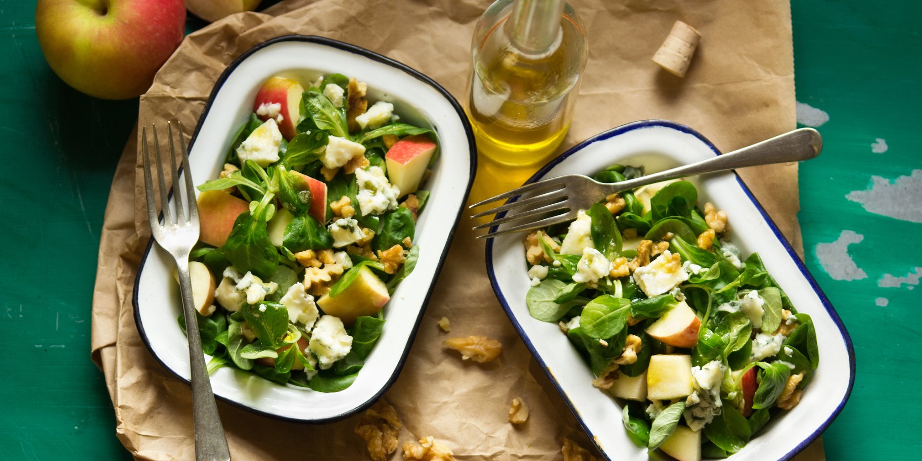 Салат с яблоками и орехами