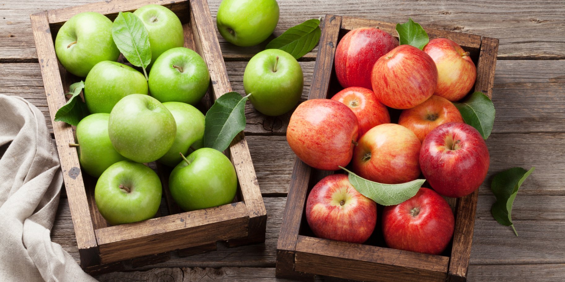Зеленые и красные яблоки