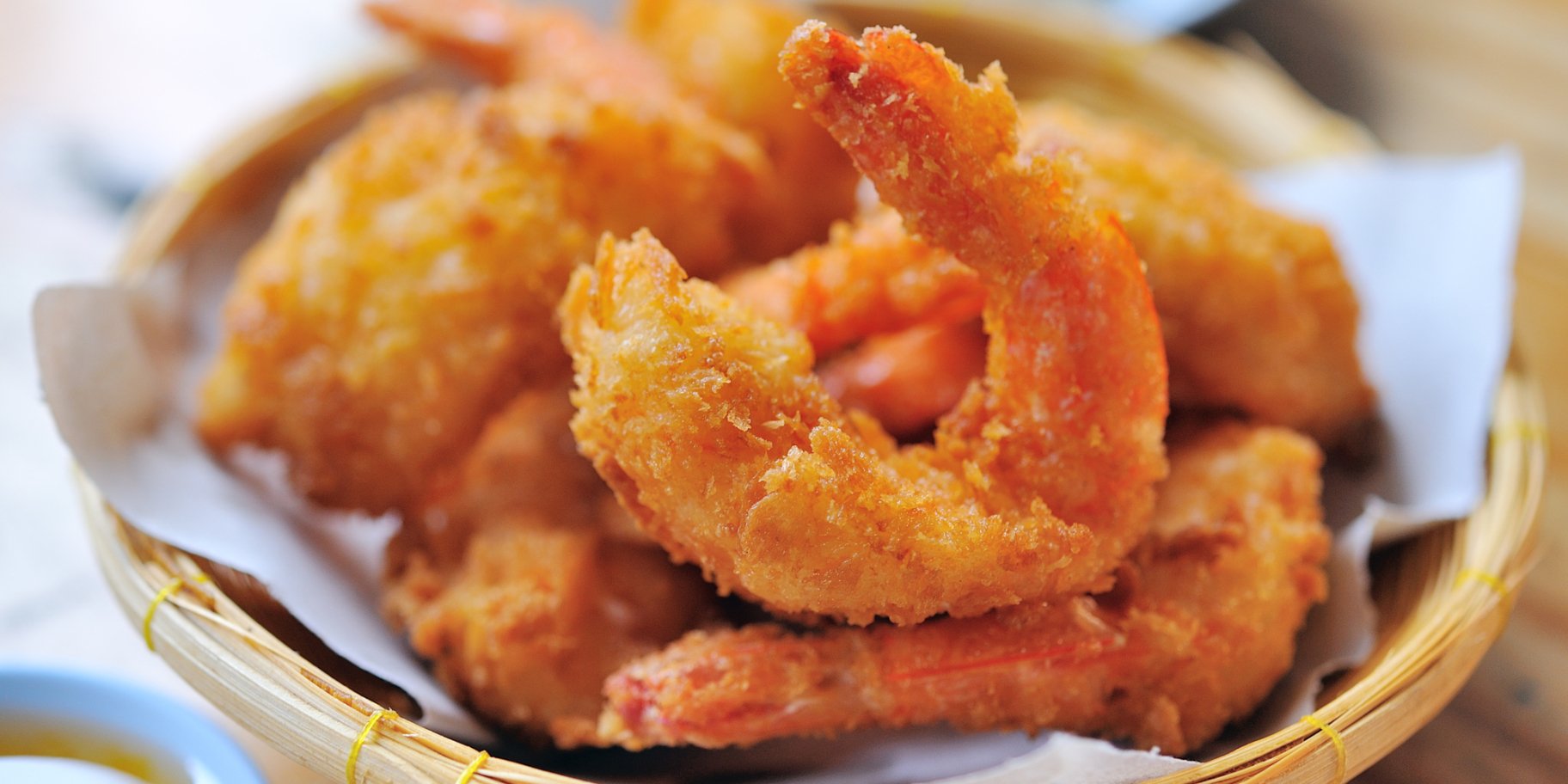 Жареные креветки в кокосово-медовой панировке