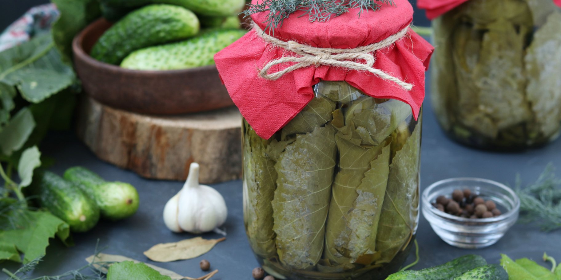 Мариновані огірки у виноградному листі