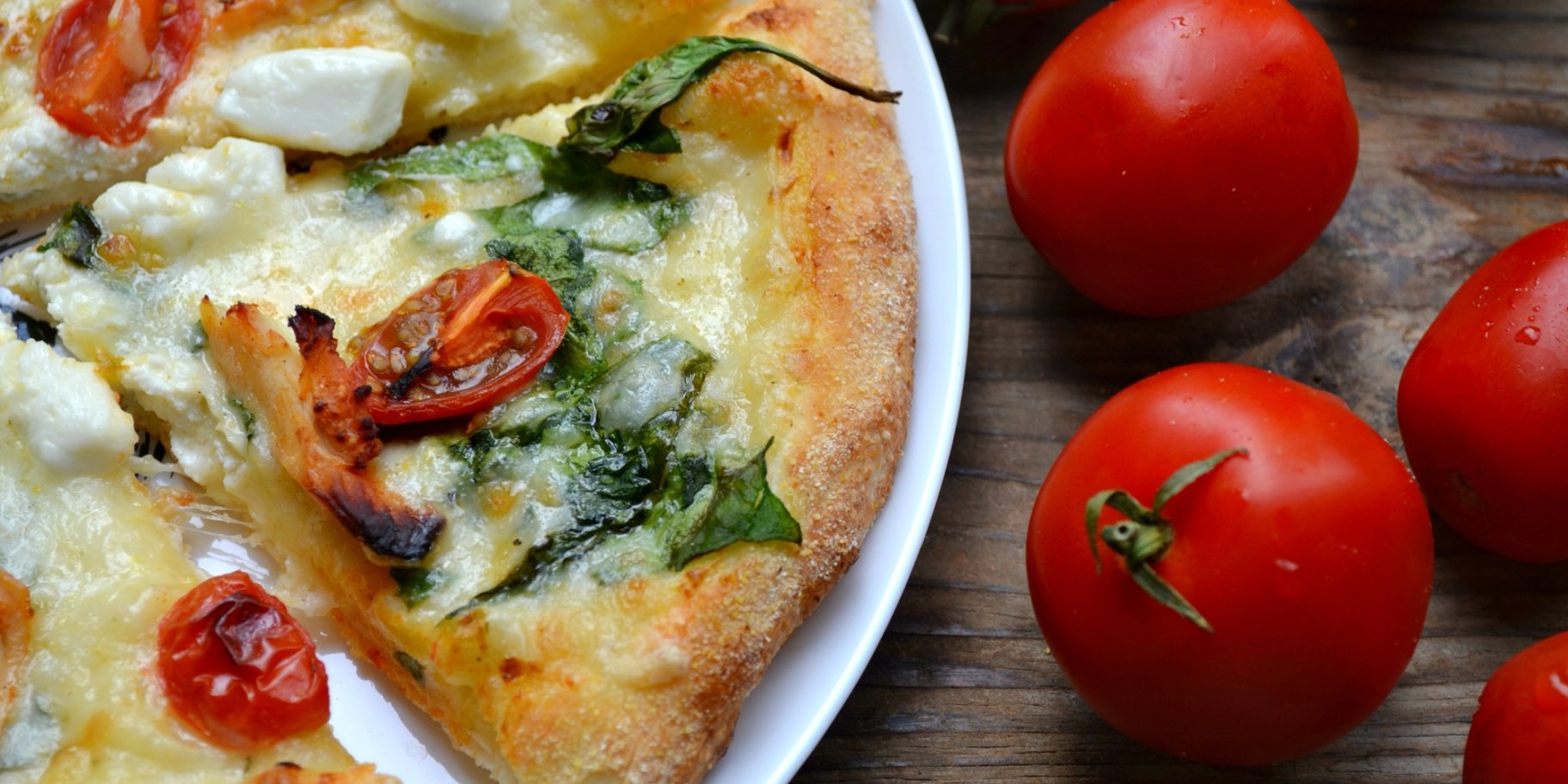 Піца з куркою, фетою та базиліком у грецькому стилі: рецепт