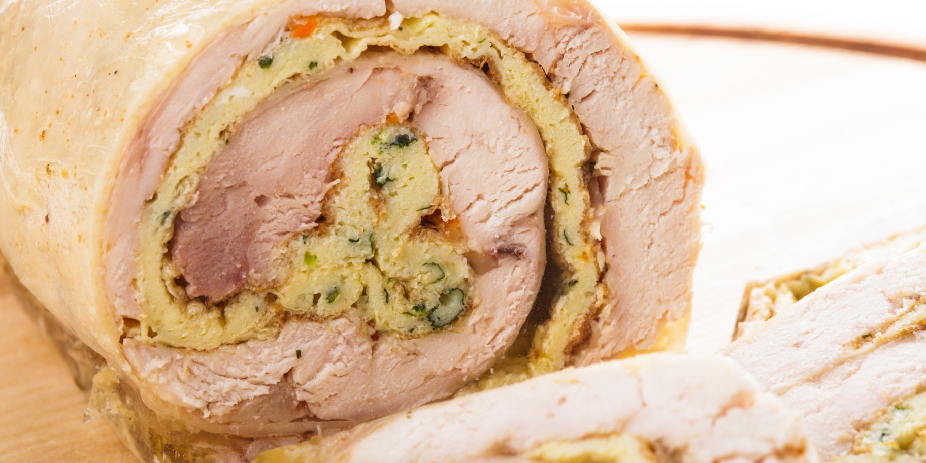 Праздничный мясной рулет