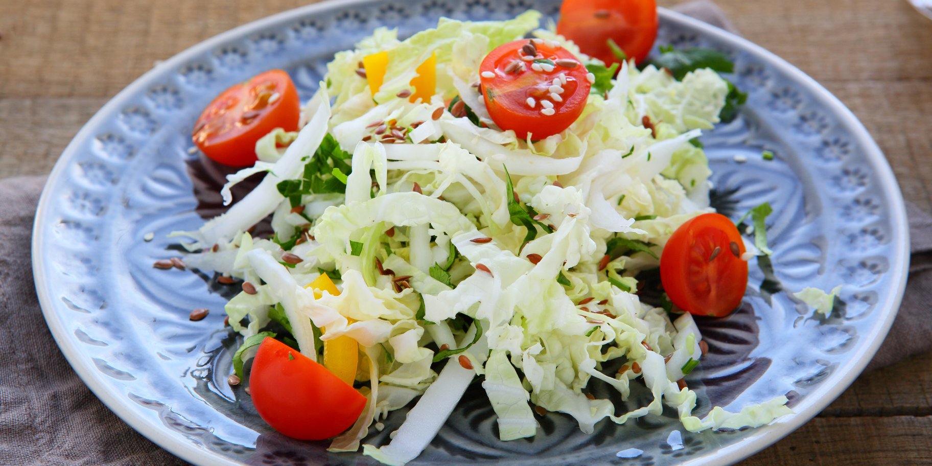 Салат из пекинской капусты, черри и зелени