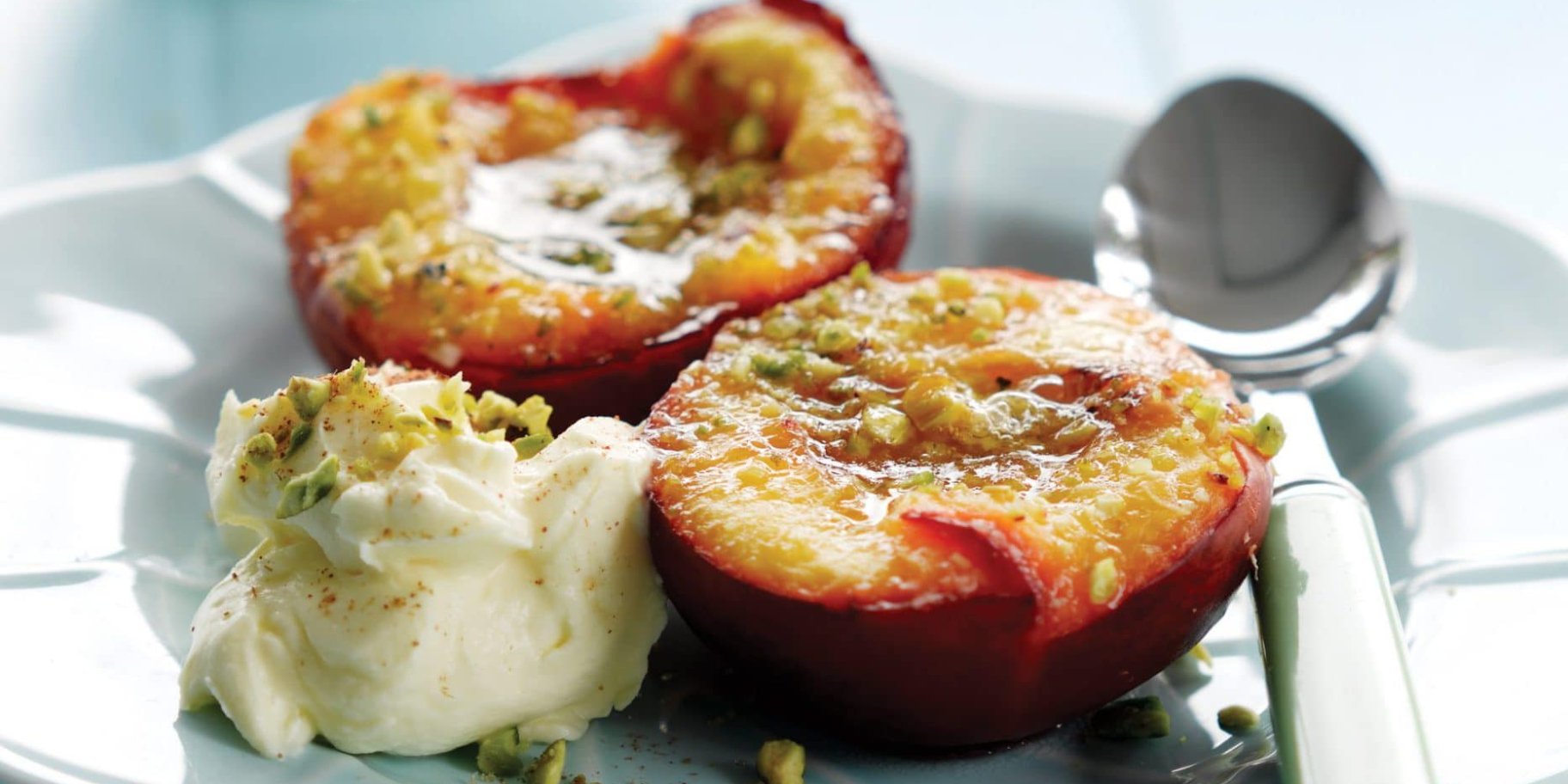 Запечені нектарини з фісташками