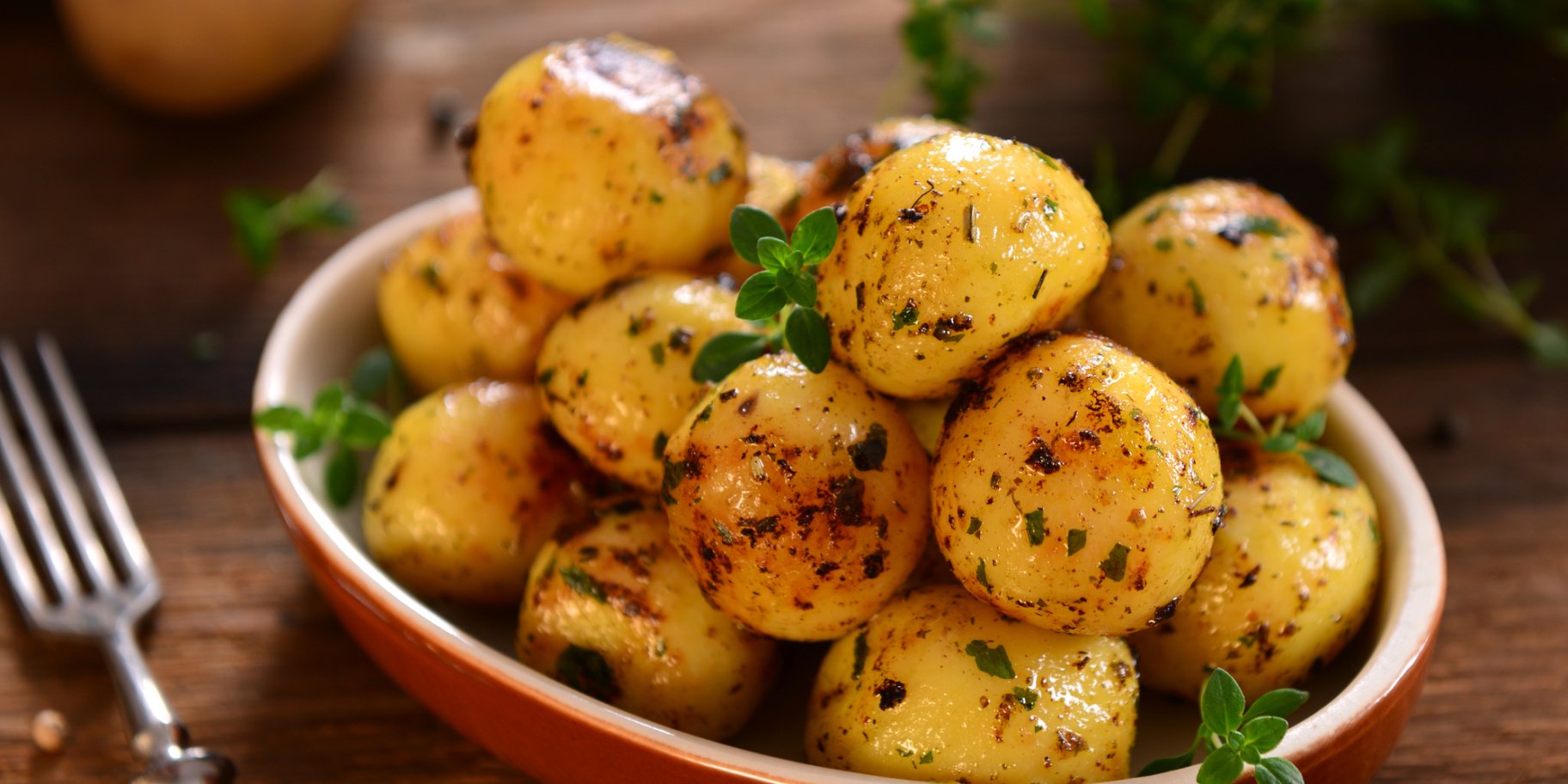 Молодой картофель с чесноком в духовке