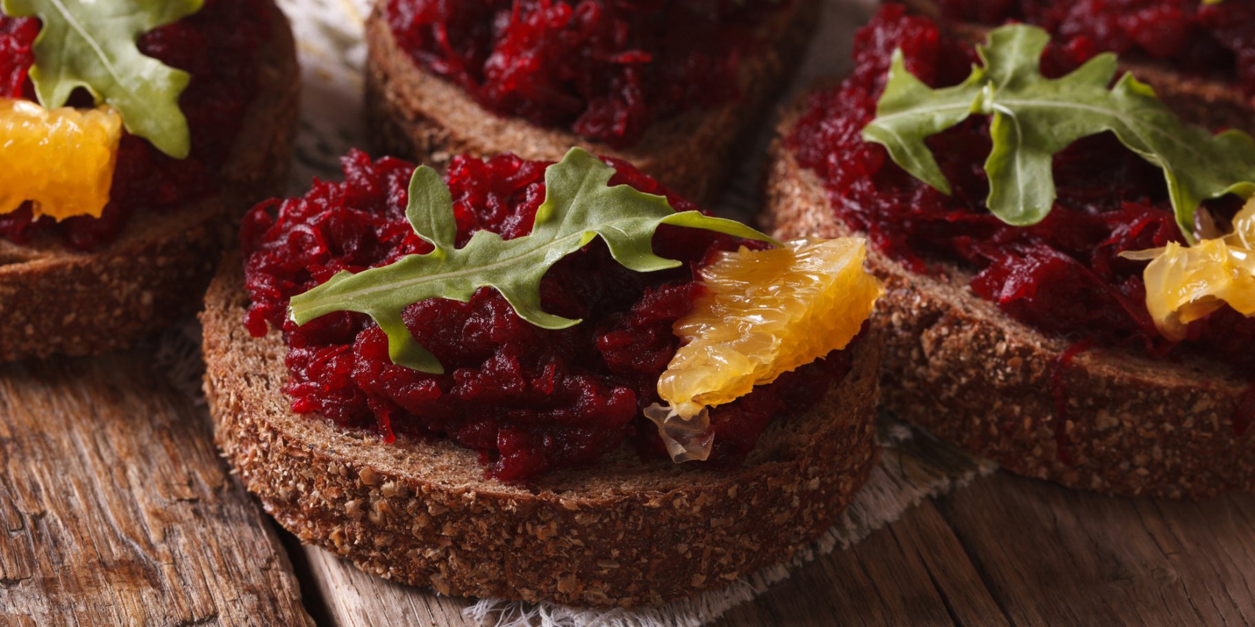 Брускетты со свеклой и маринованными сливами