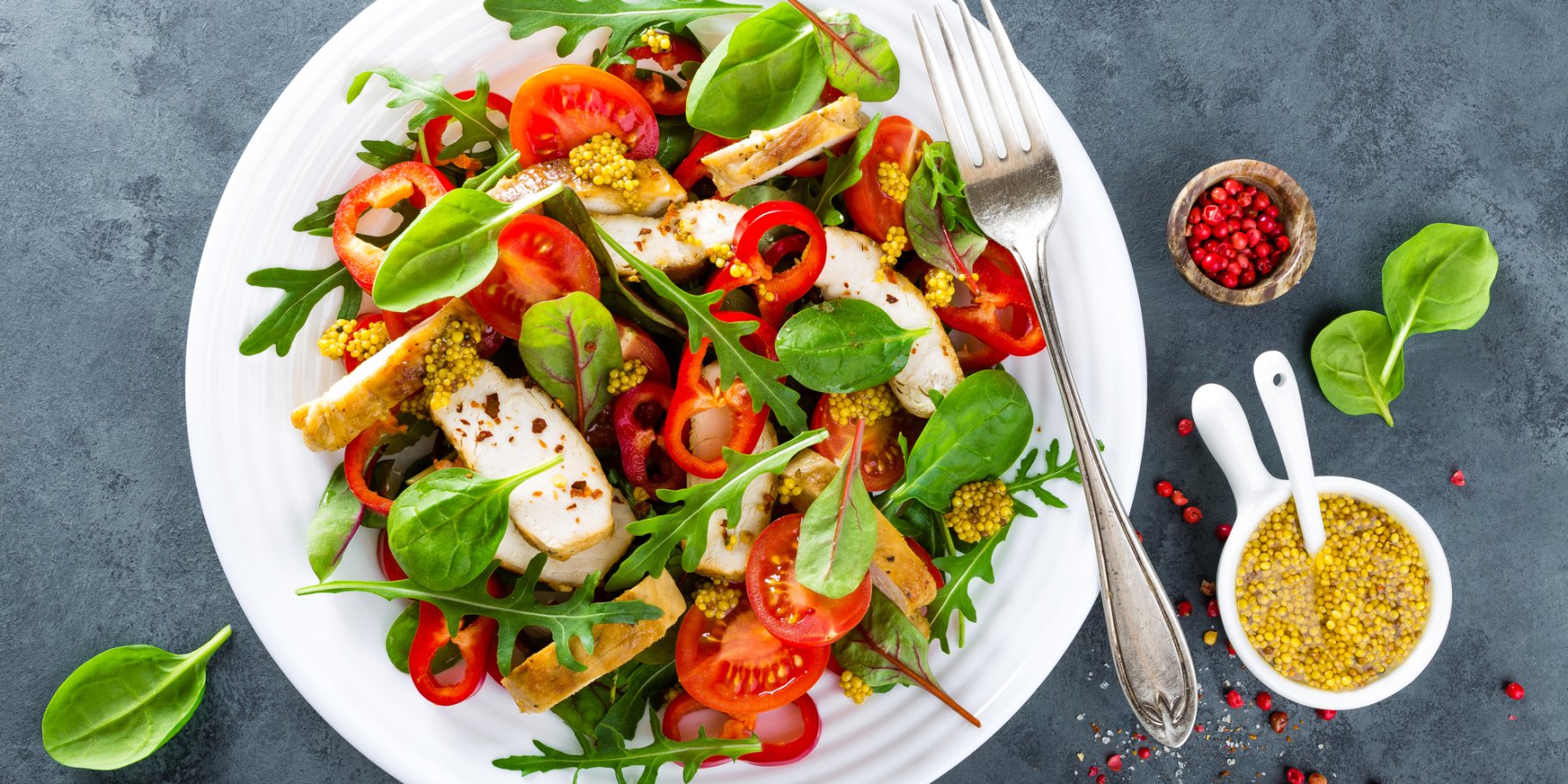 Салат с цыпленком и шпинатом