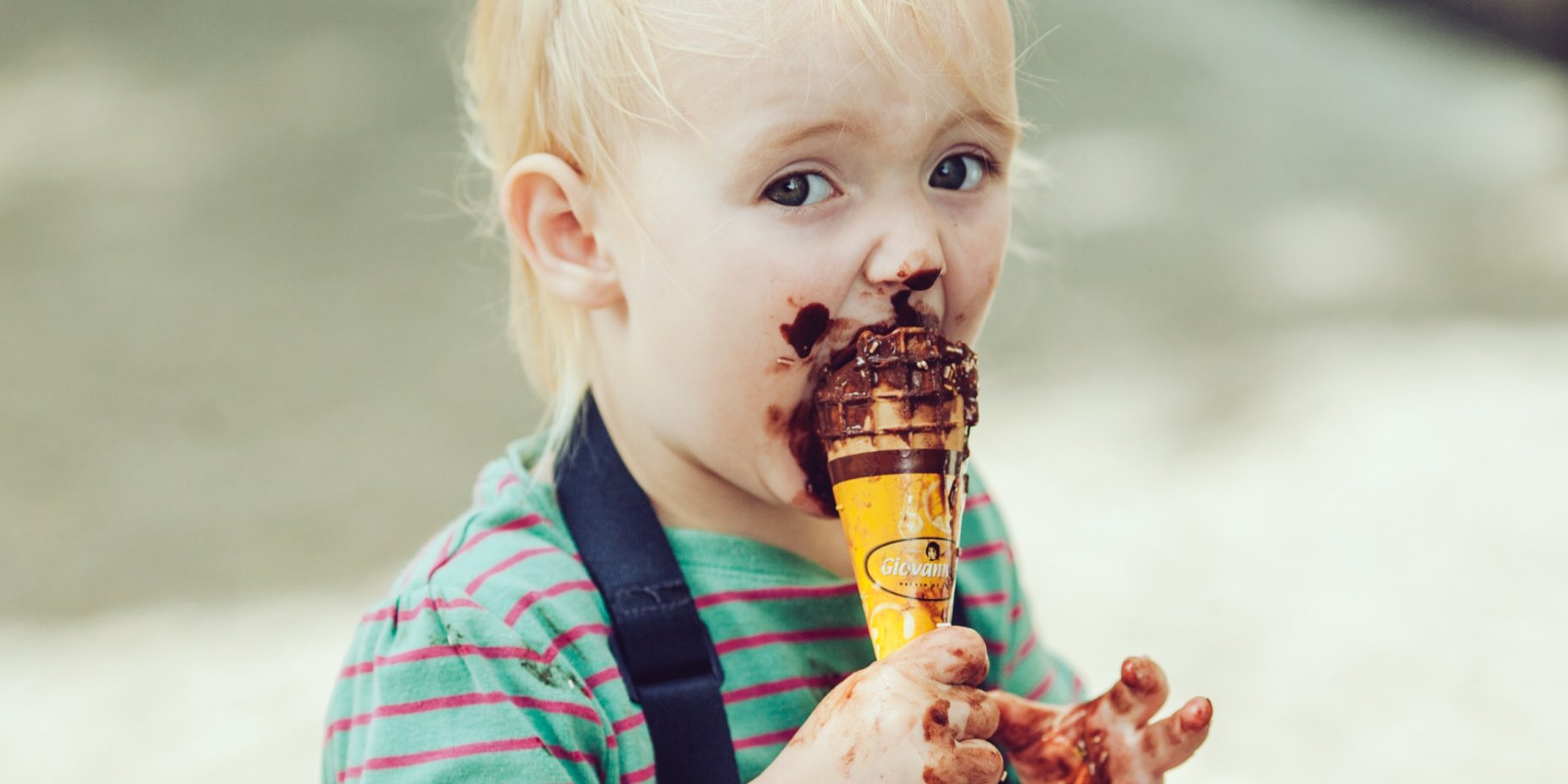 Дитина їсть морозиво