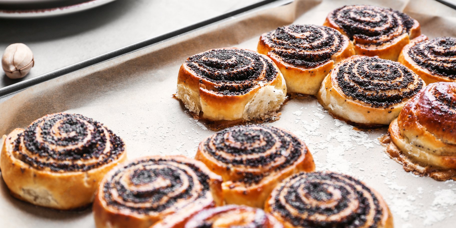 Пісні булочки з маком і горіхами