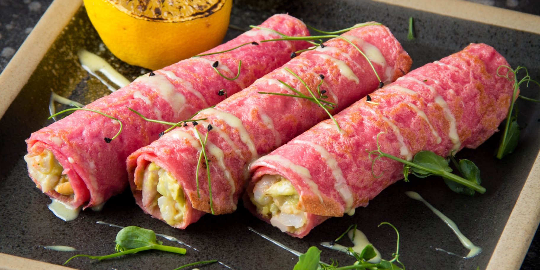 Рожеві млинчики з креветками і авокадо