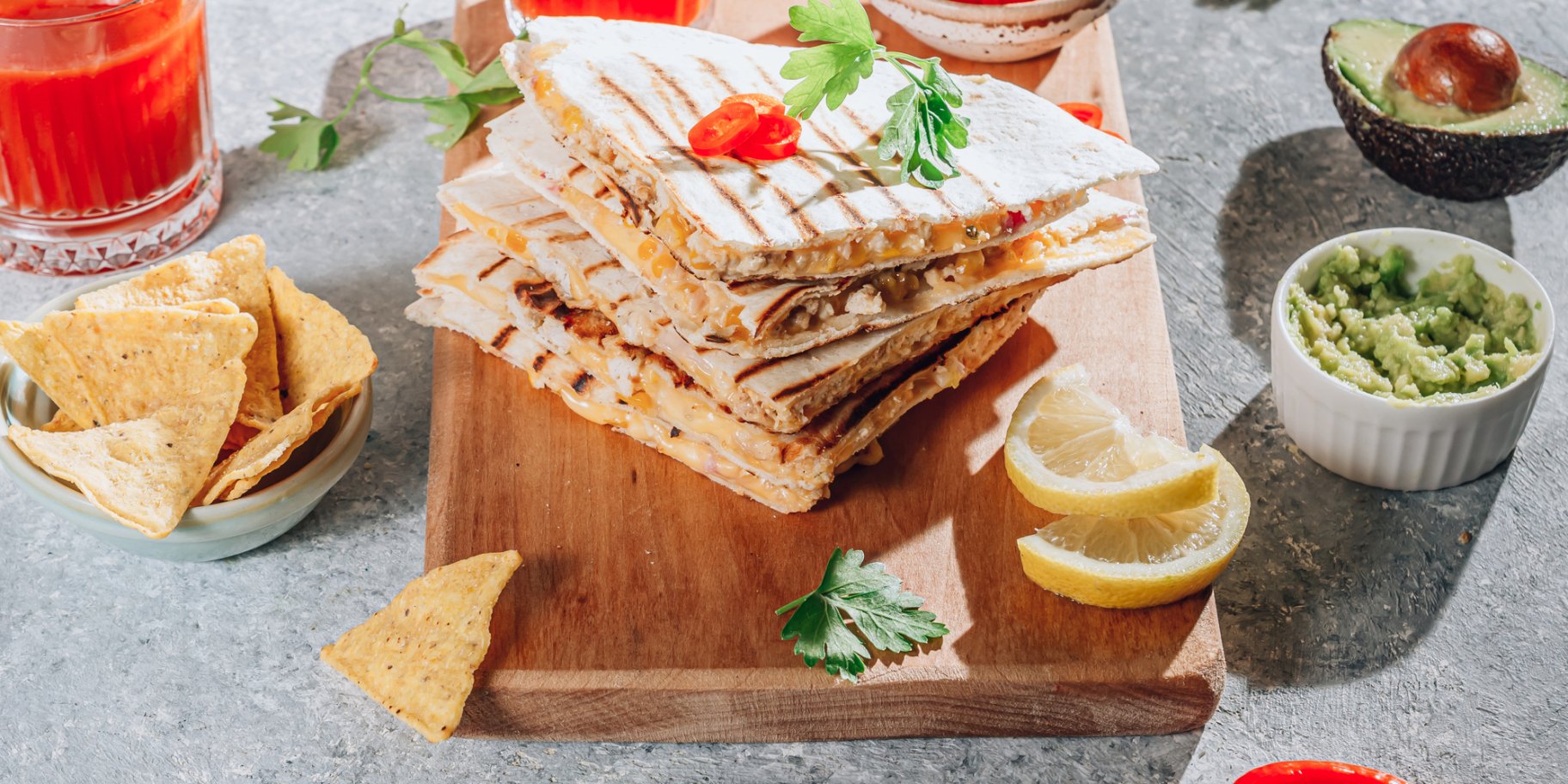 Кесадилья с чоризо и сальсой: рецепт