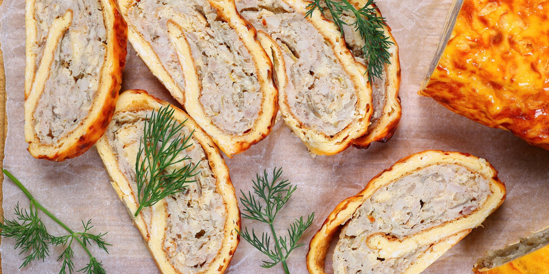 Солоний сирний рулет