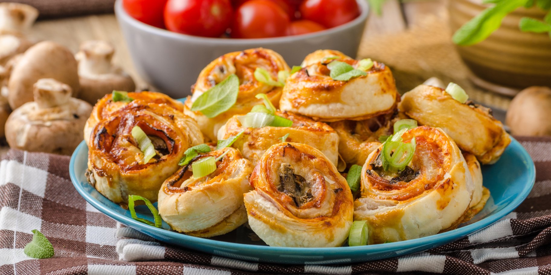 М'ясні равлики з листкового тіста