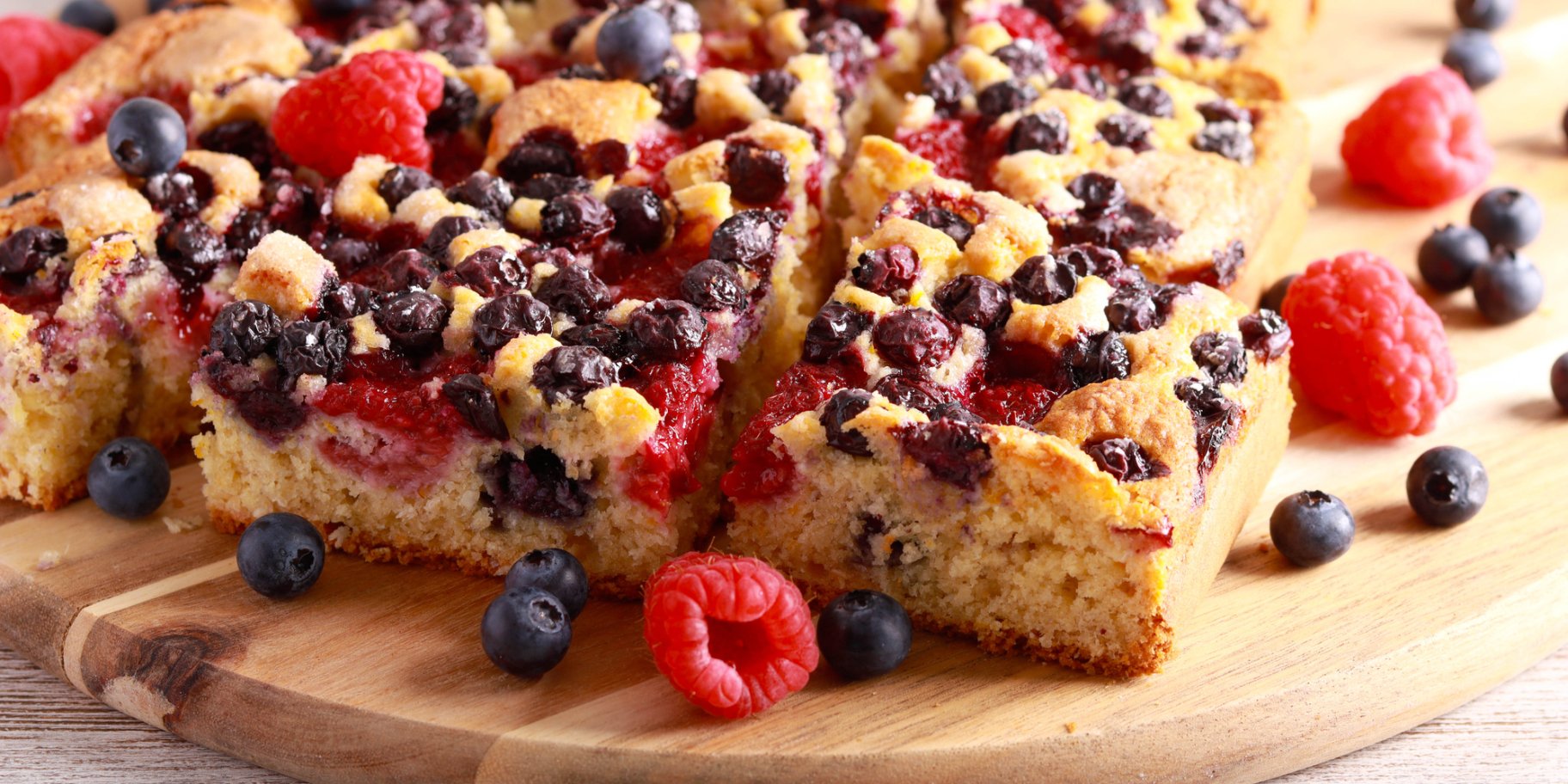 Пиріг з малиною та чорницею