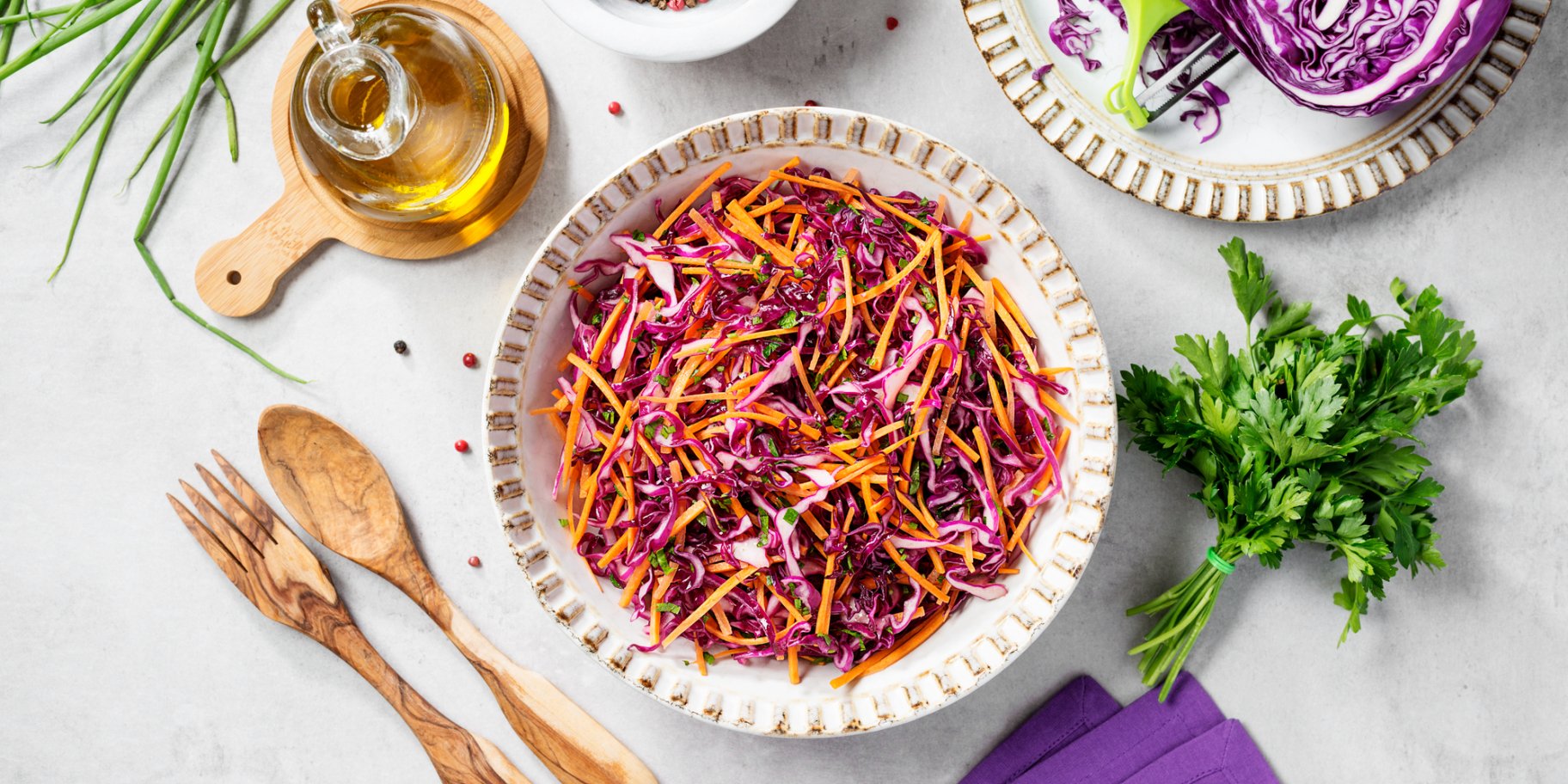 Осінній салат із червоної капусти та овочів