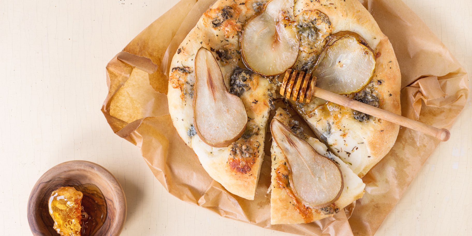 Хачапурі з сиром та грушею