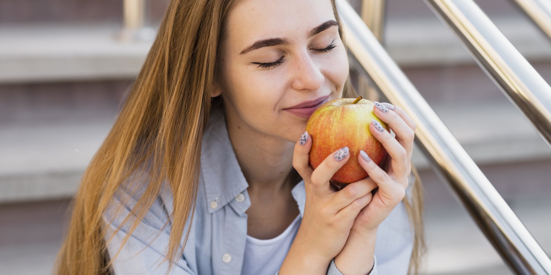 Дівчина з яблуком