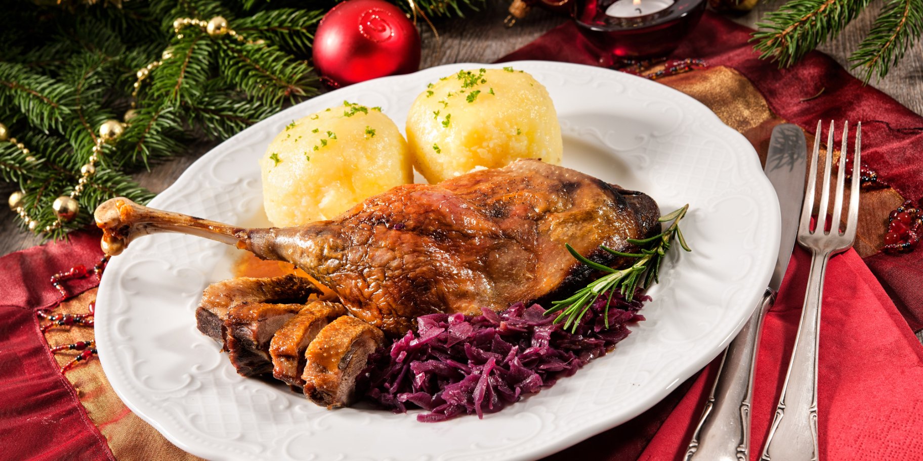 м'ясо гусака з червоною капустою