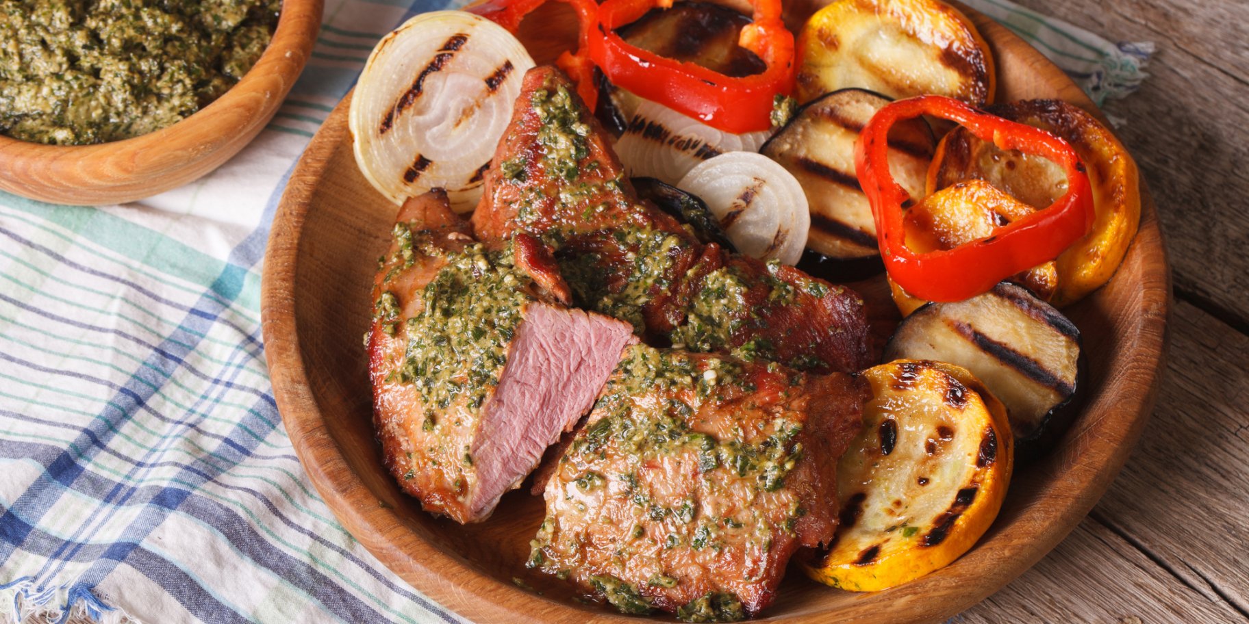 Телятина з соусом песто