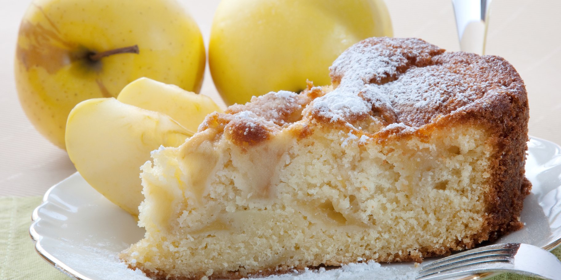 Шарлотка на кефире с манкой