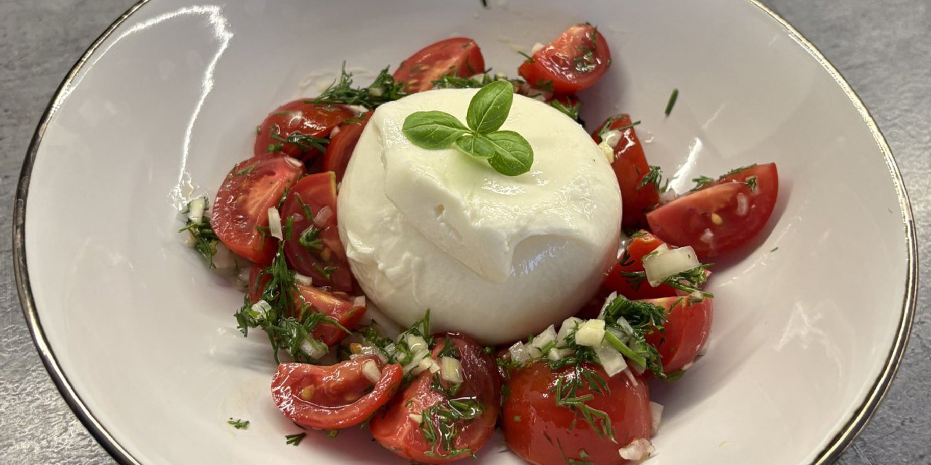 Салат з помідорами чері й буратою