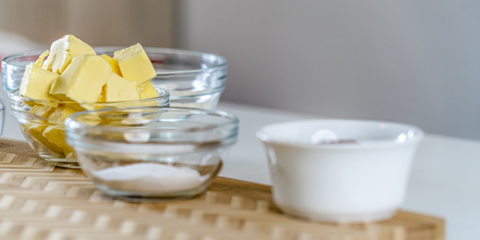 Миска з маслом на столі