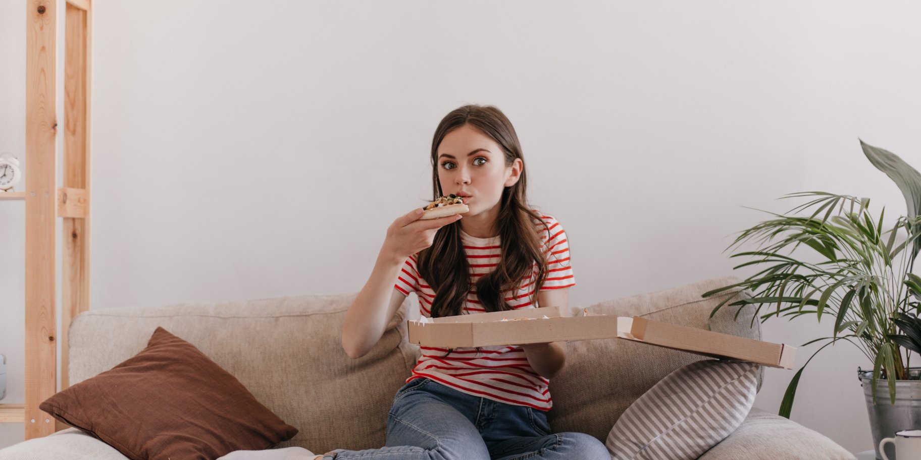 Девушка ест пиццу