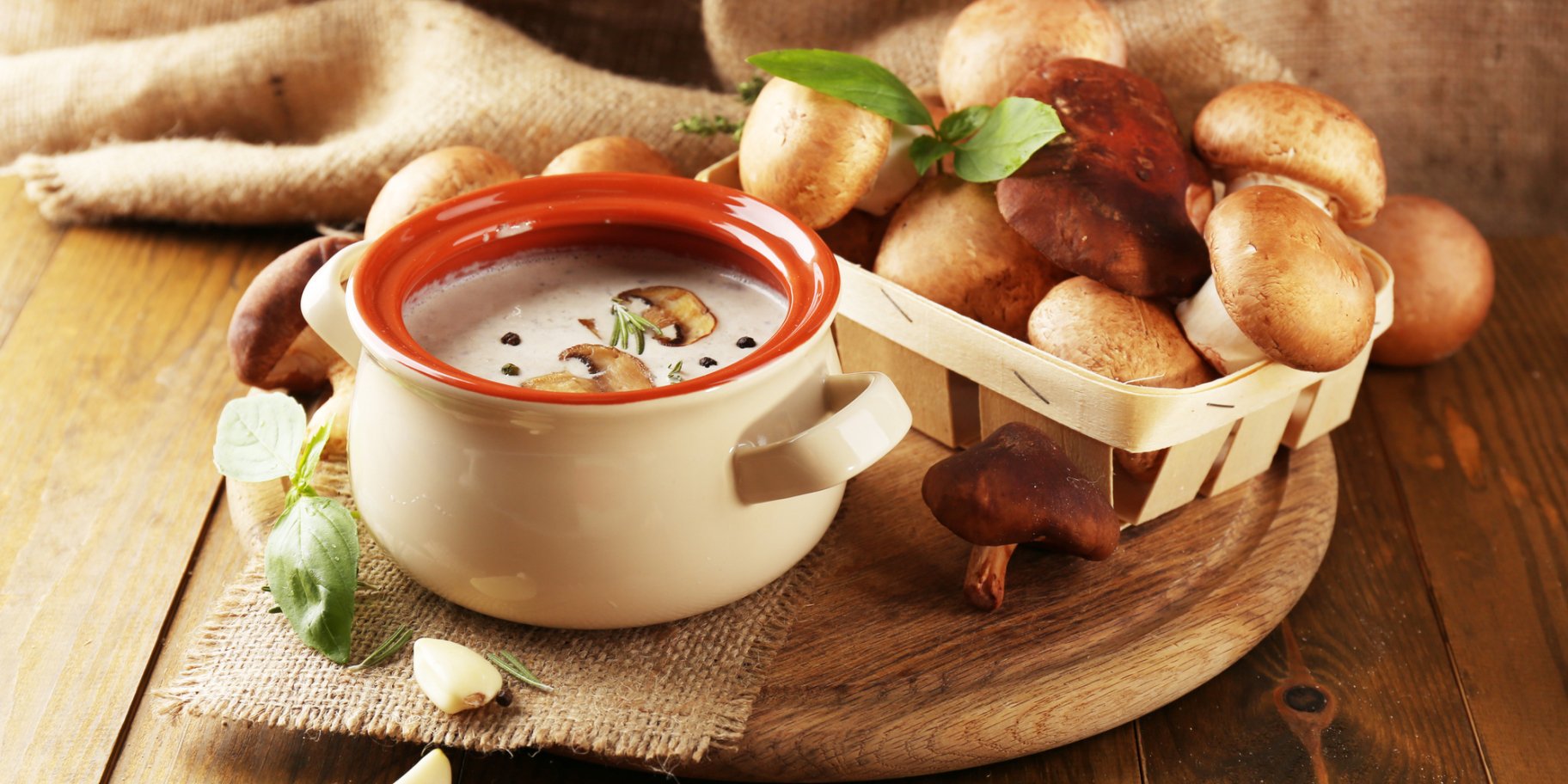 Грибной суп в кувшине