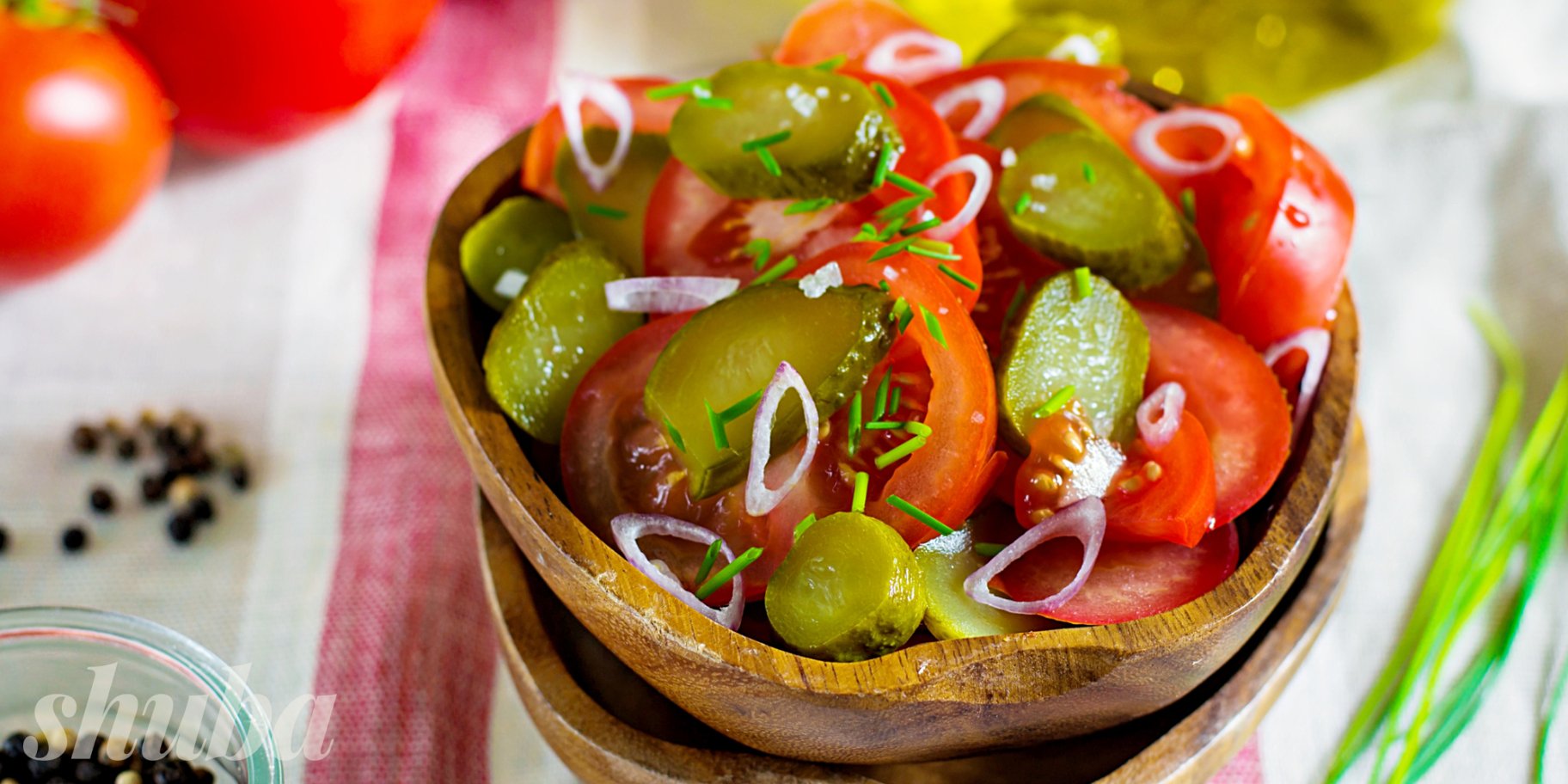 Салат с помидорами и солеными огурцами