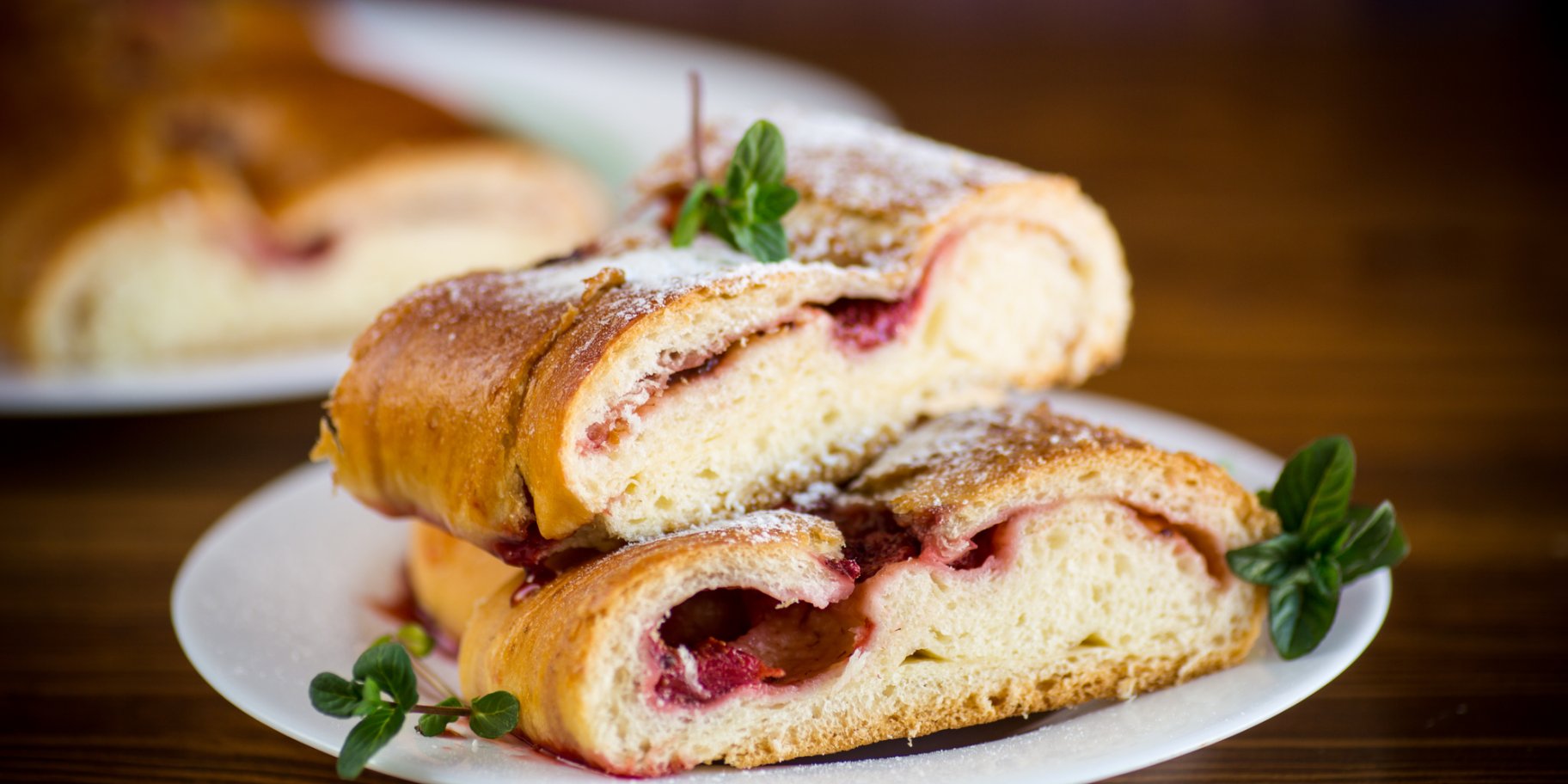 Сдобный рулет с джемом