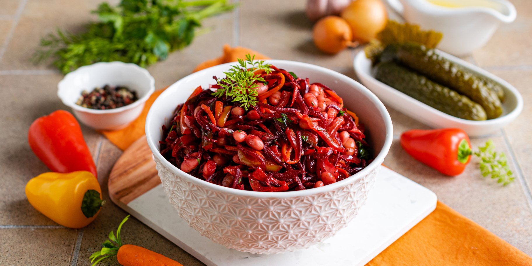 Пісний овочевий салат з консервованою квасолею