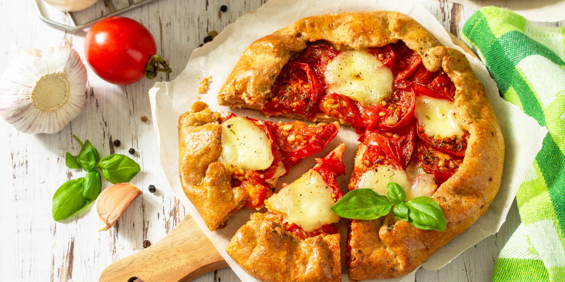 Галета з томатами, сиром та базиліком