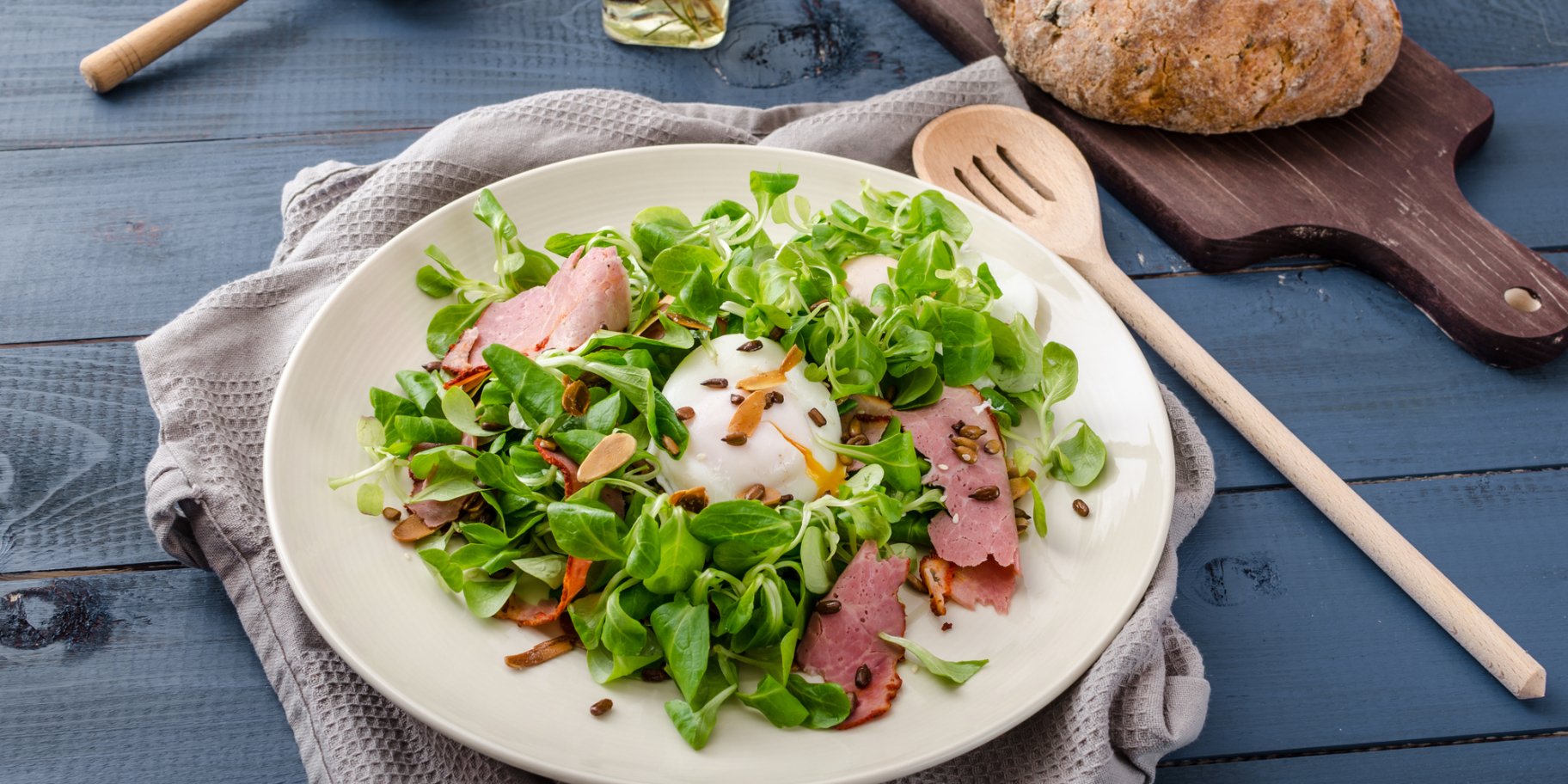 Салат з зеленню, шинкою і яйцем пашот