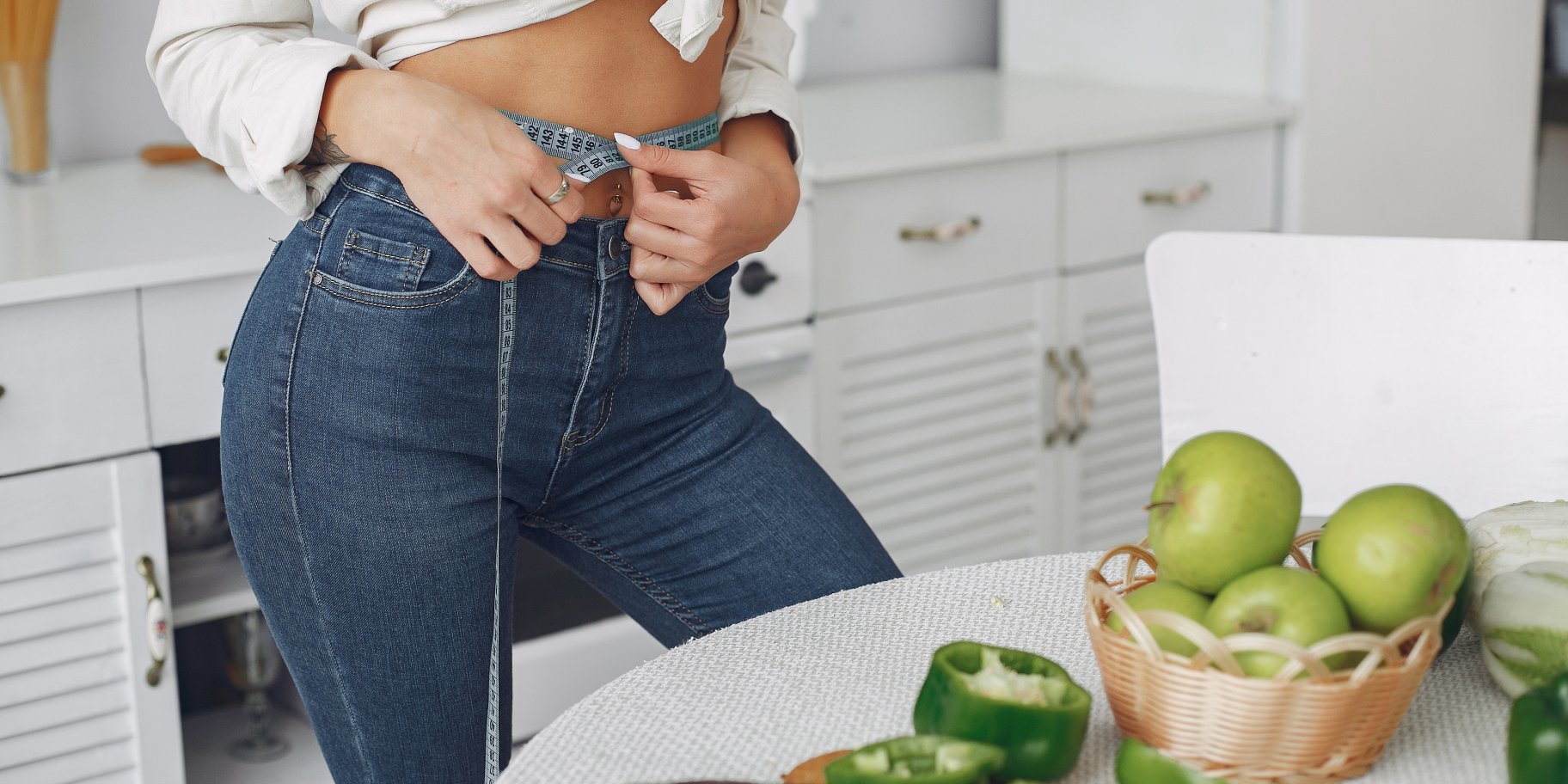 Жінка міряє талію