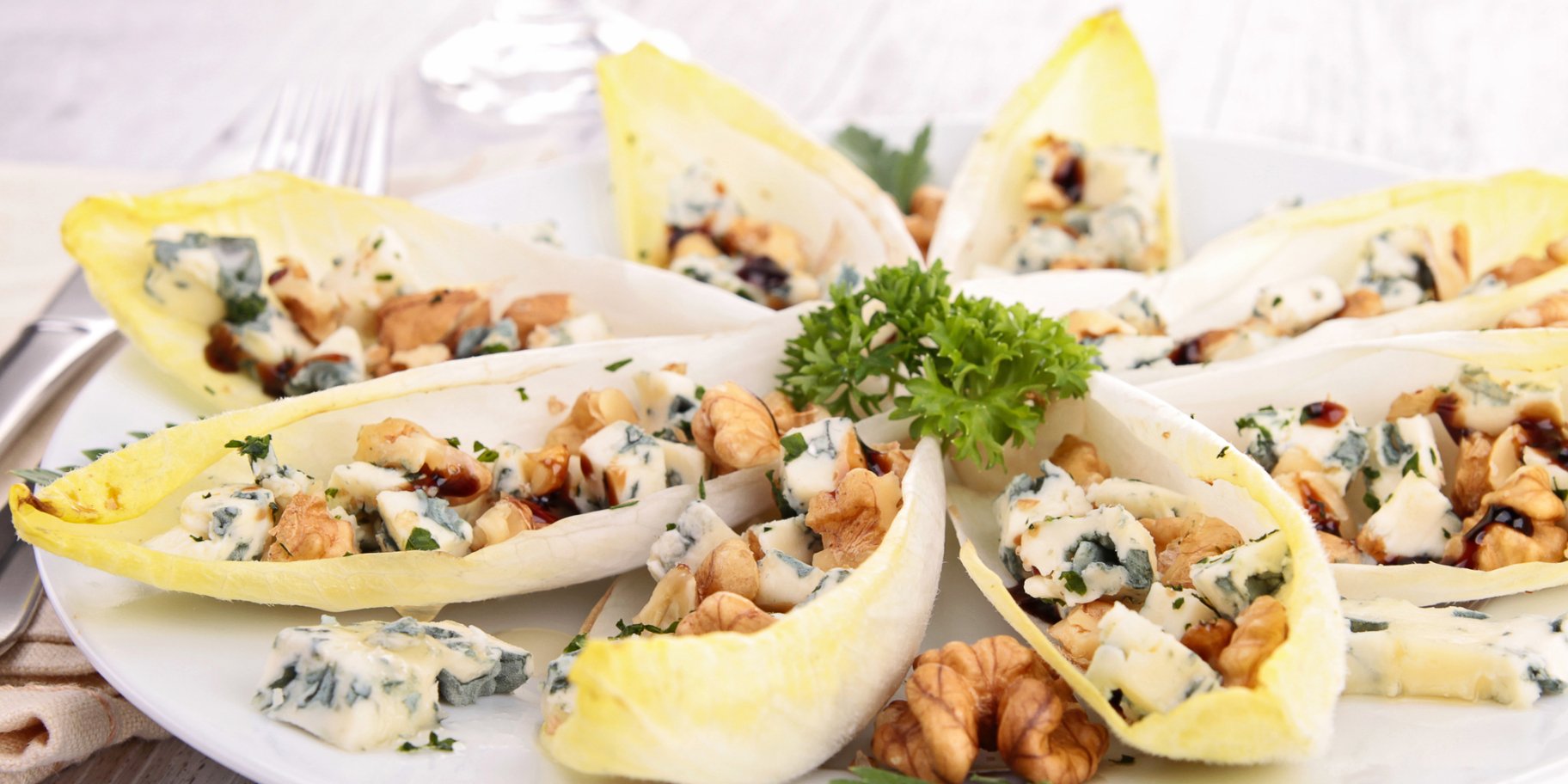 бельгийський слаат з цикорієм, яблуками