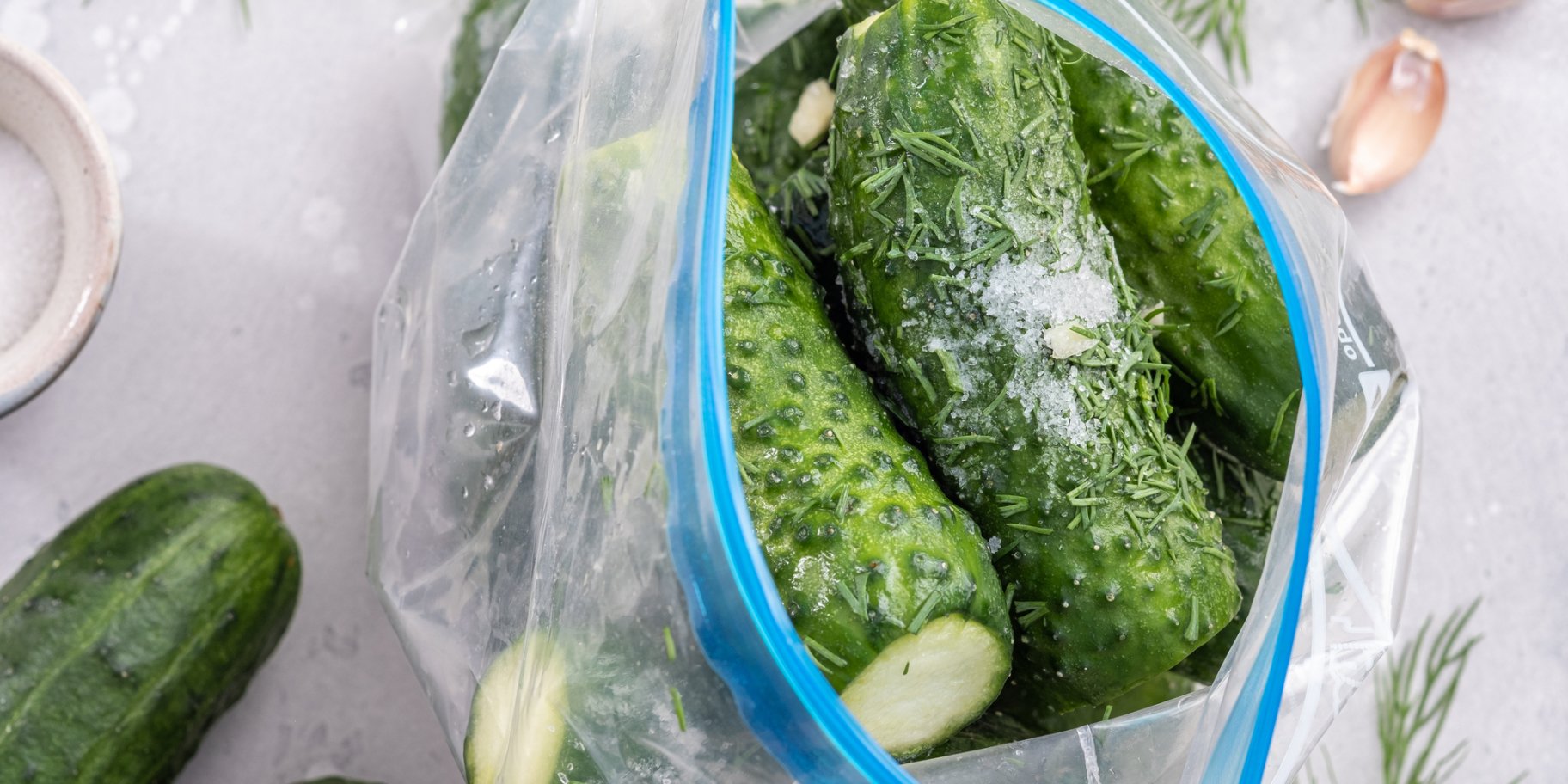 Маринованные огурцы в пакете