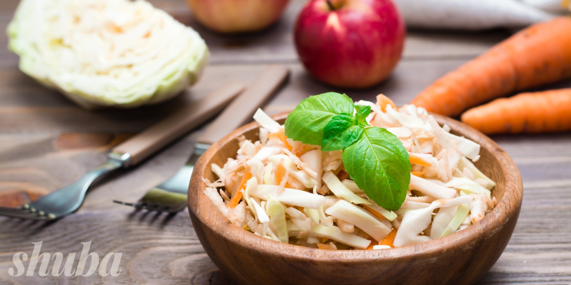 Салат з капустою, яблуком та морквою в тарілці
