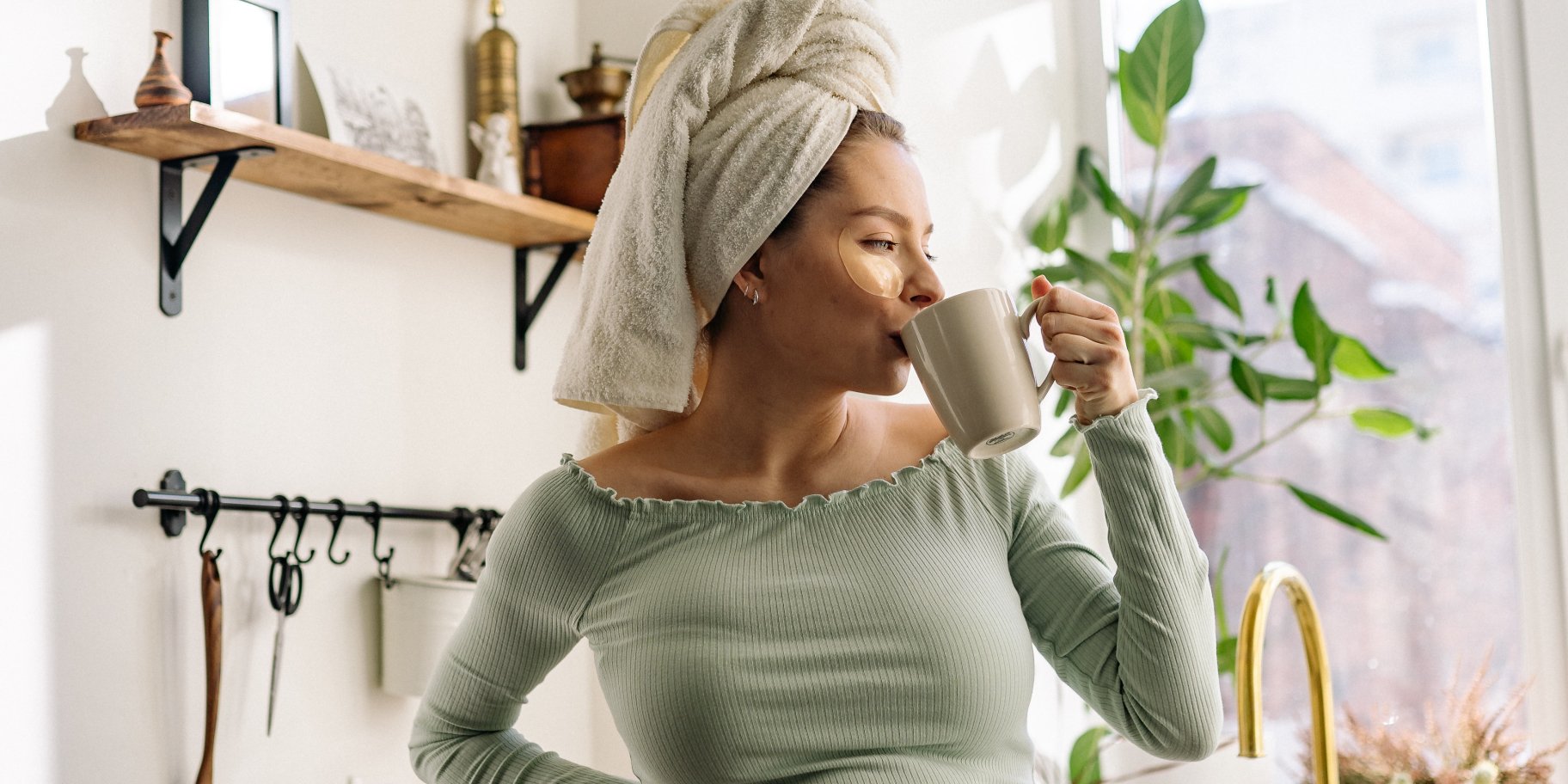 Вагітна жінка п'є напій