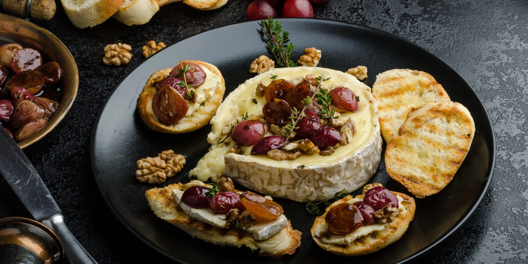 Запечений камамбер з виноградом