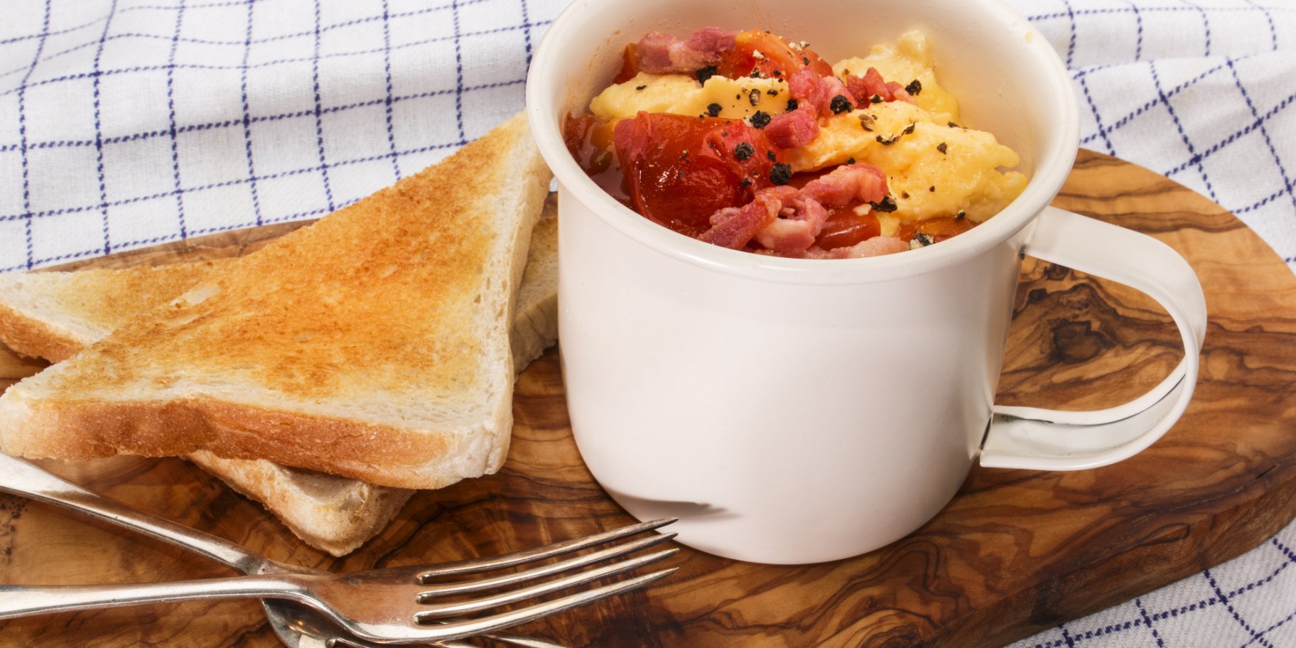 Омлет в чашке в микроволновке