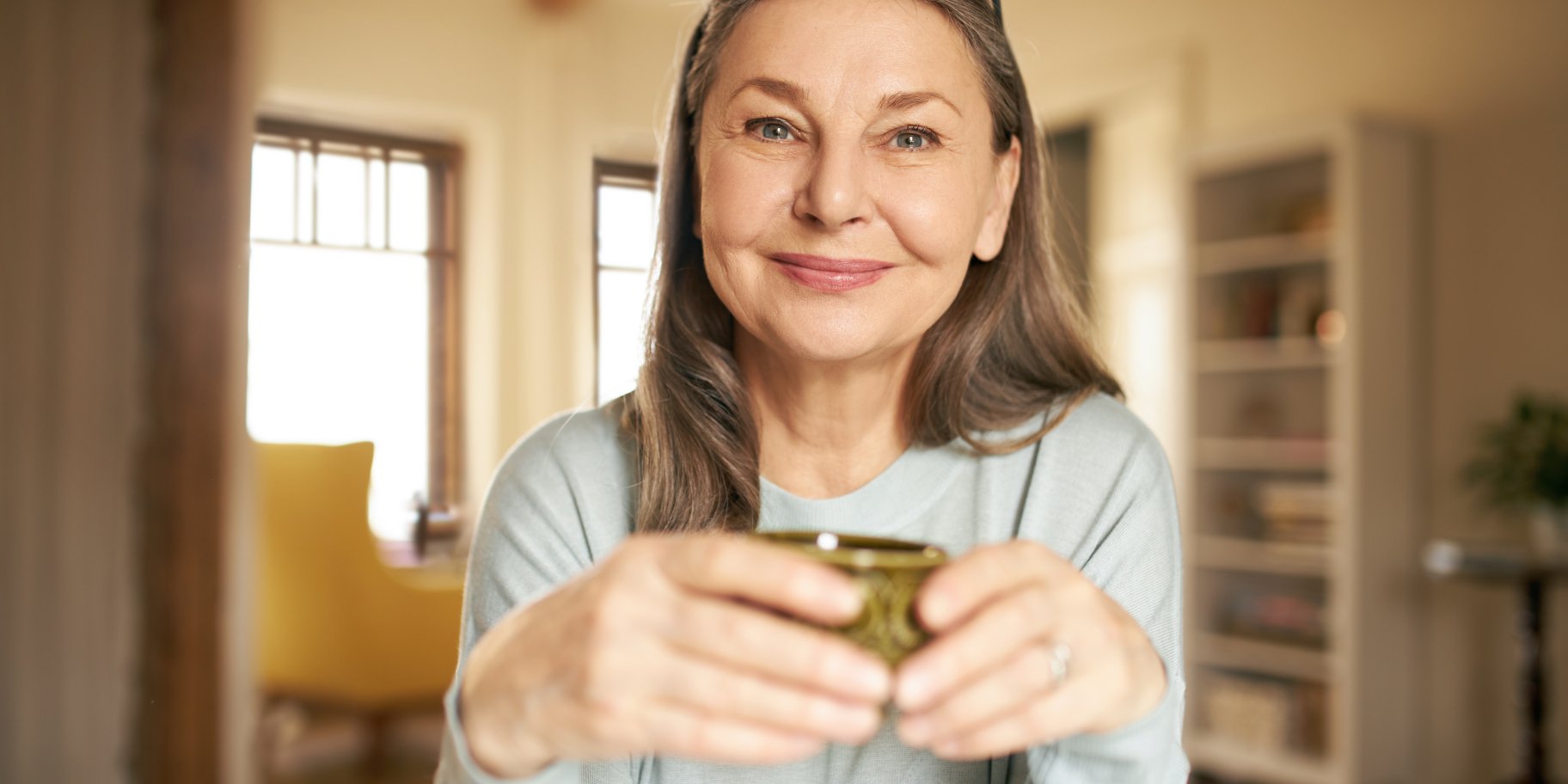 Женщина с кофе